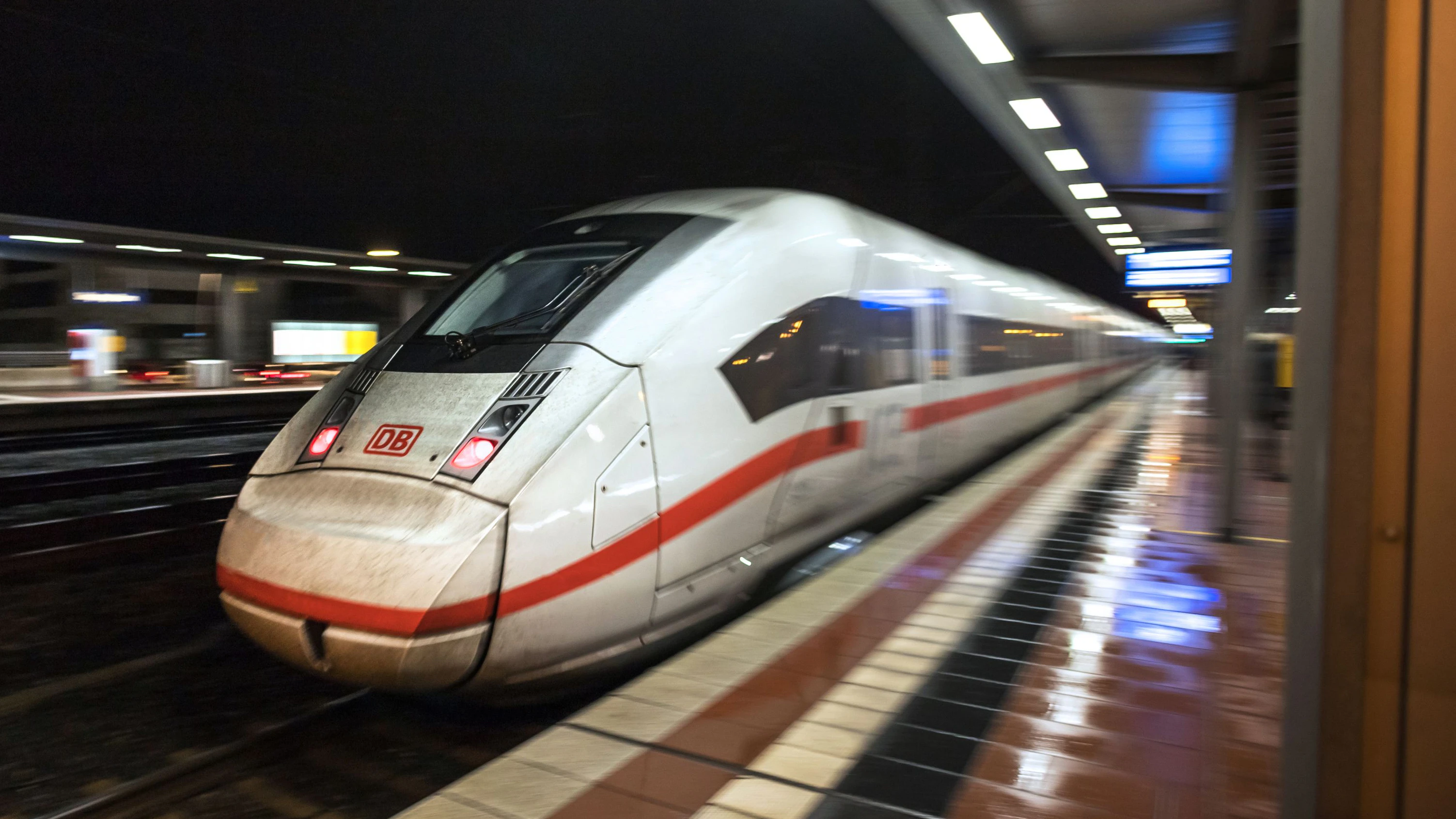 Heute.at - Detonation in ICE! Polizei-Großeinsatz in Deutschland