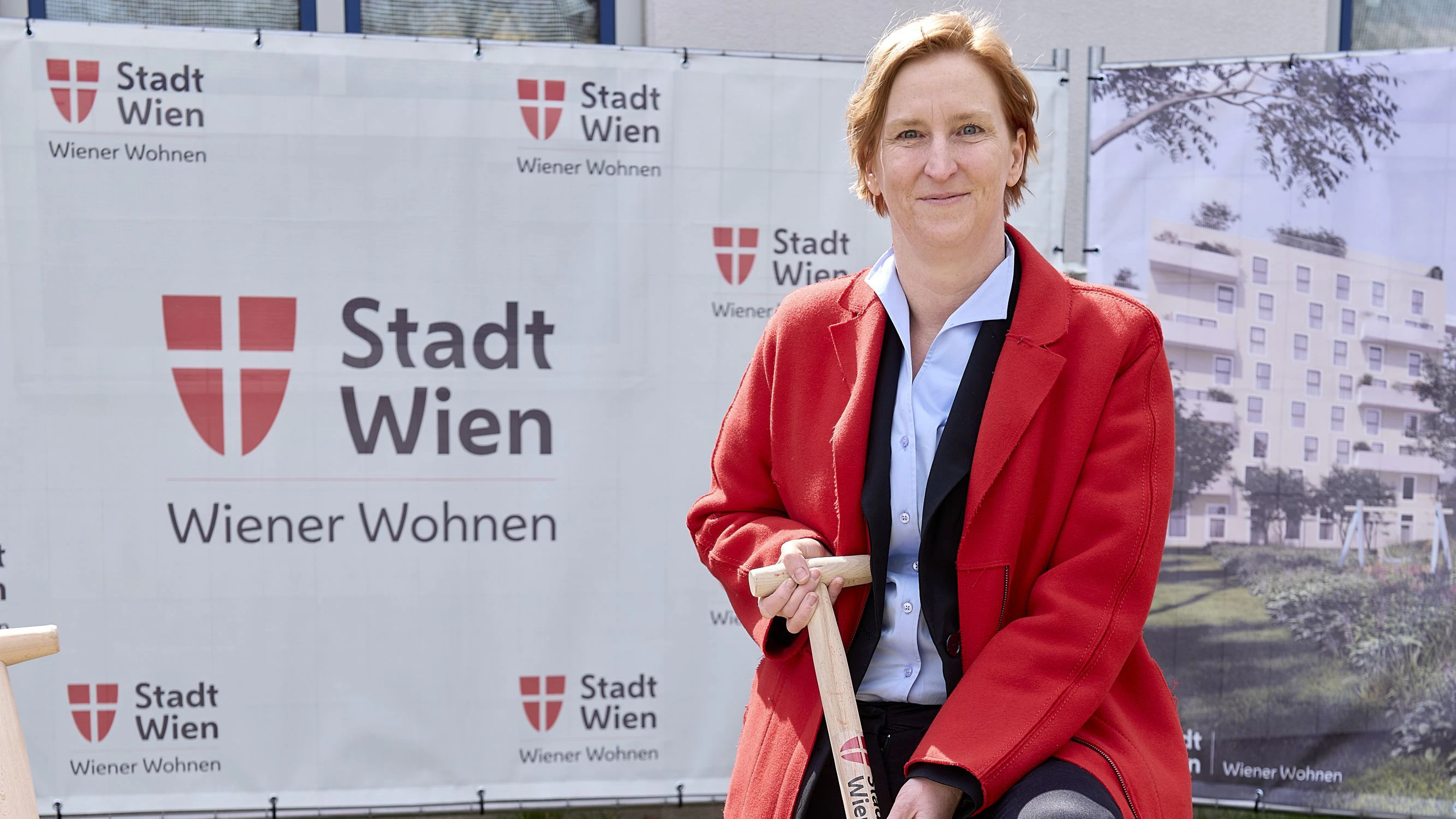 Stadträtin Elke Hanel-Torsch beim Spatenstich des neuen Gemeindebaus in der Bernoullistraße 2.