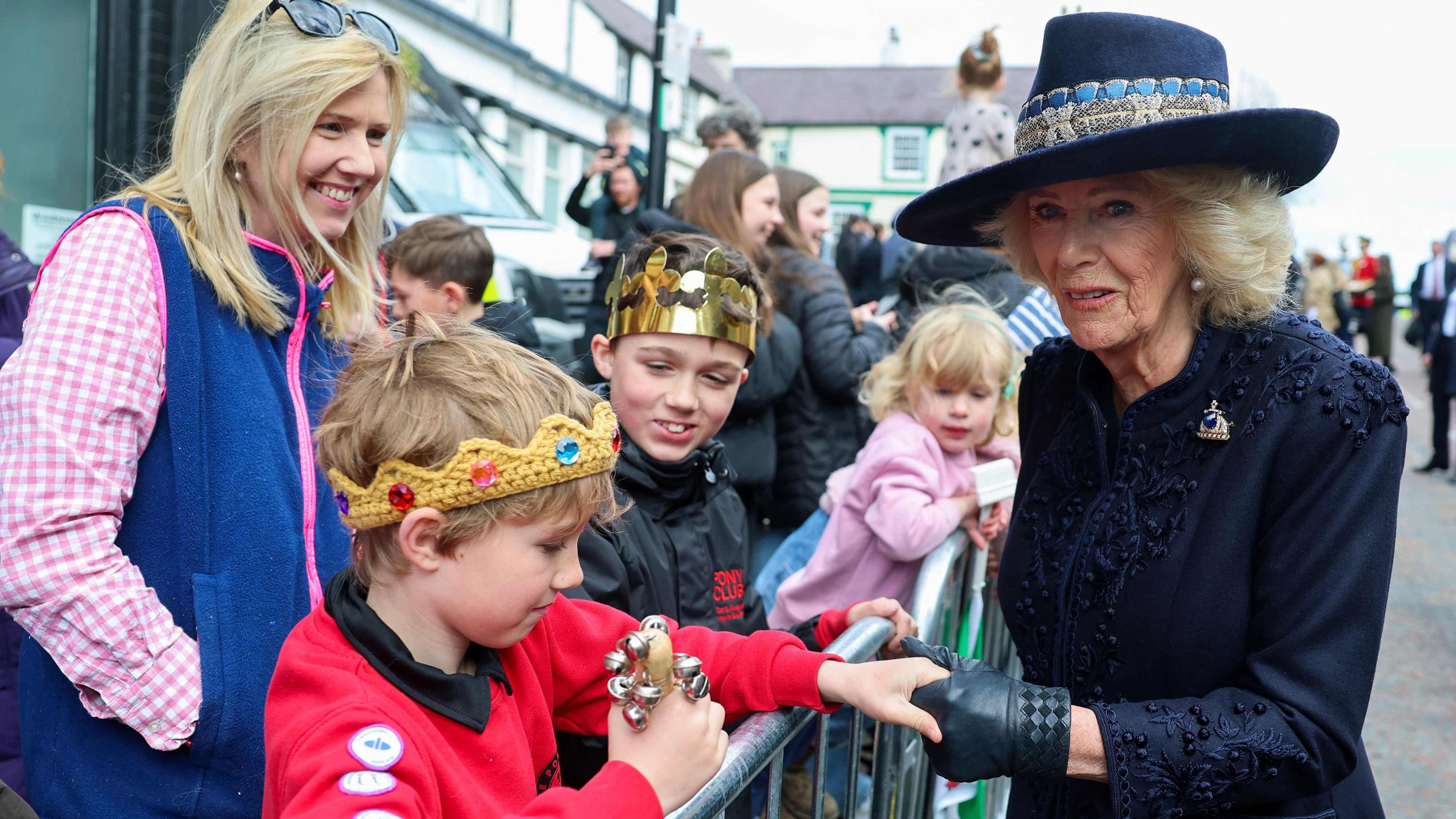 Heute.at - Camilla trägt auffällige Brosche zum Gottesdienst