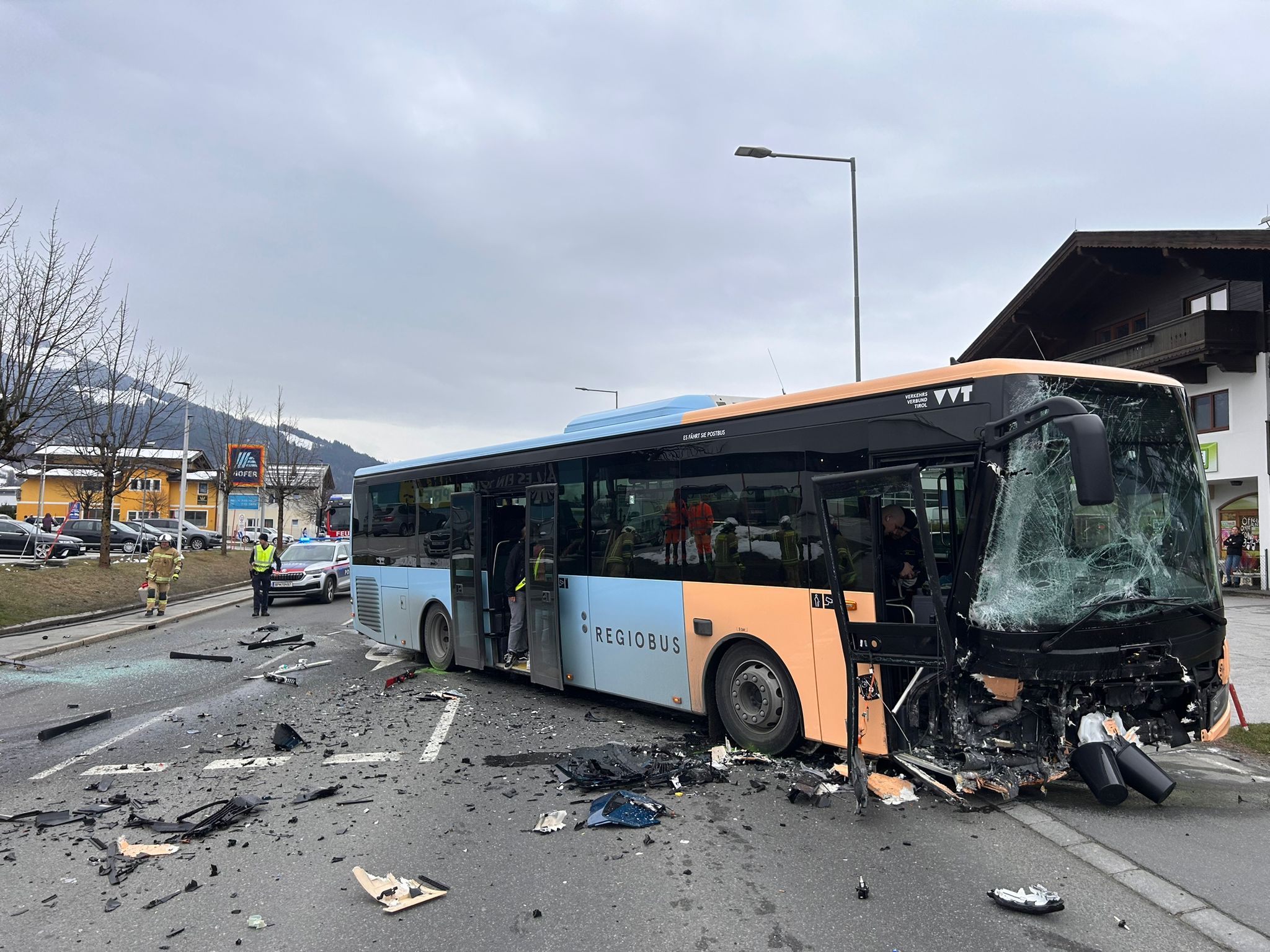 Schwerer Unfall in Tirol: Ein Auto krachte in einen Linienbus. Mehrere Menschen wurden verletzt, einige davon schwer.