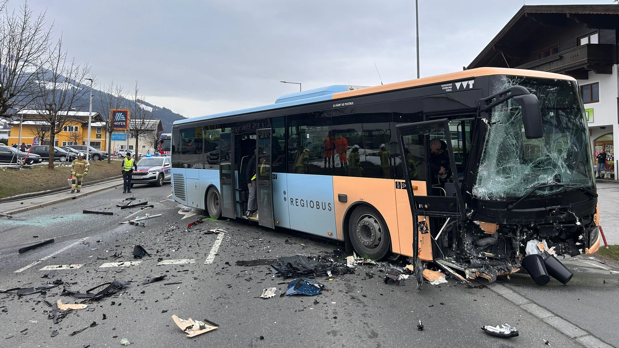 Heute.at - Pkw kracht in Linienbus! Mehrere Verletzte und Flammen
