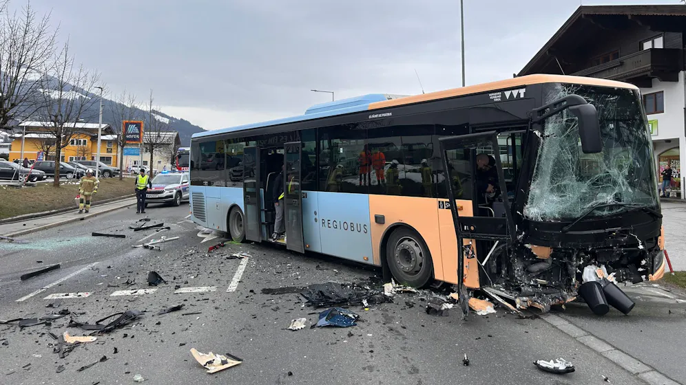 Drei Hubschrauber im Einsatz – Pkw kracht in Linienbus! Mehrere Verletzte und Flammen | Heute.at