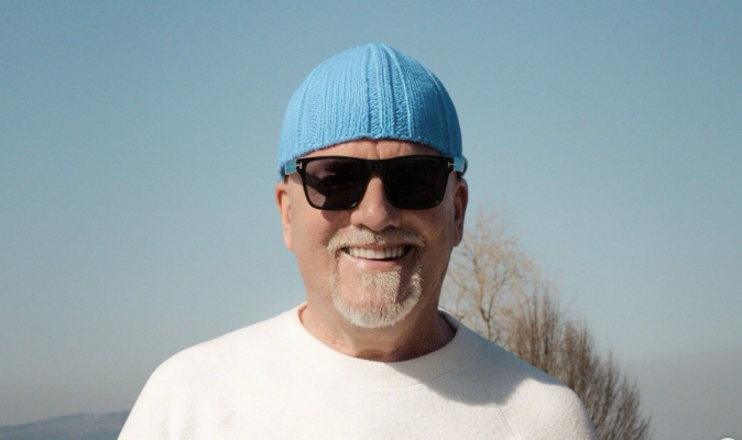 Plötzlich zeigt sich DJ Ötzi mit blauer Mütze.