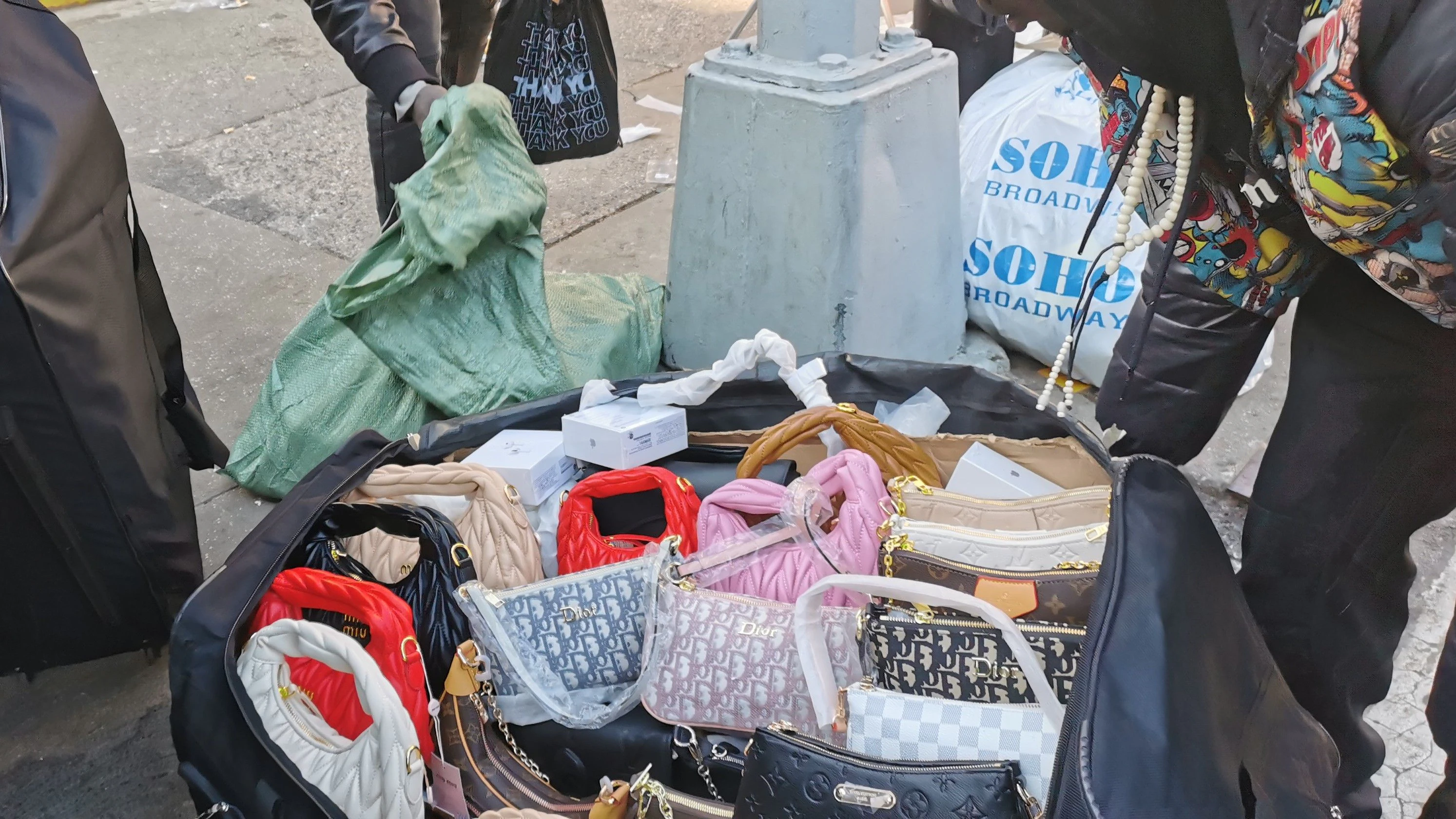 Am Schwarzmarkt gibt es so gut wie alles, Uhren, Designertaschen, Sonnenbrillen – und natürlich alles garantiert echt