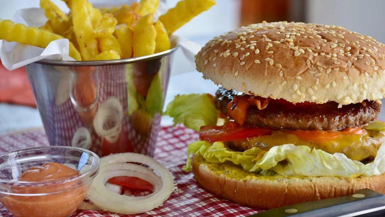 Burger mit Pommes und Ketchup