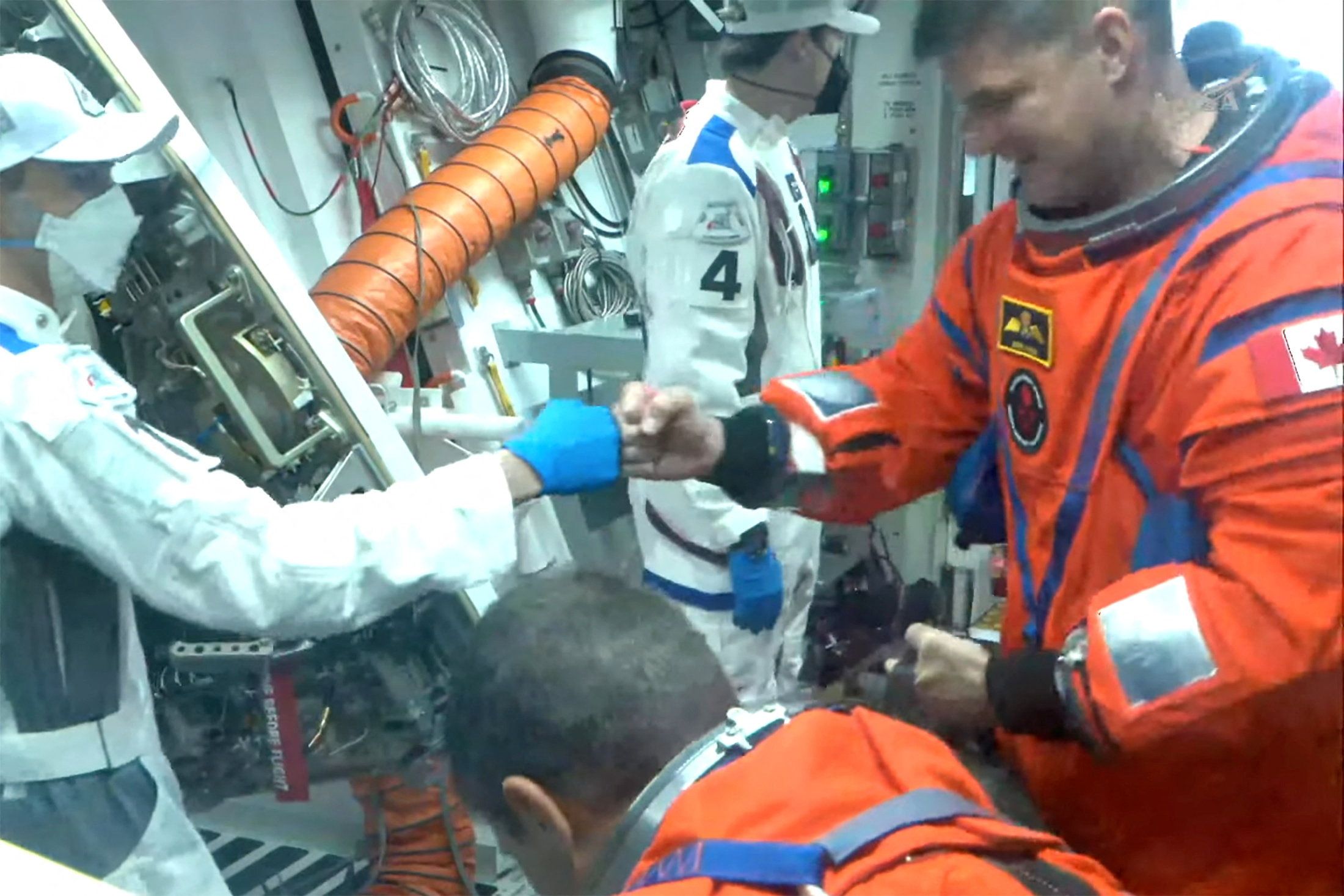 Die Artemis-2-Crew hat die Erdumlaufbahn verlassen und ist auf dem Weg zum Mond. Eine Umrundung des Mondes ist das Ziel der Mission.