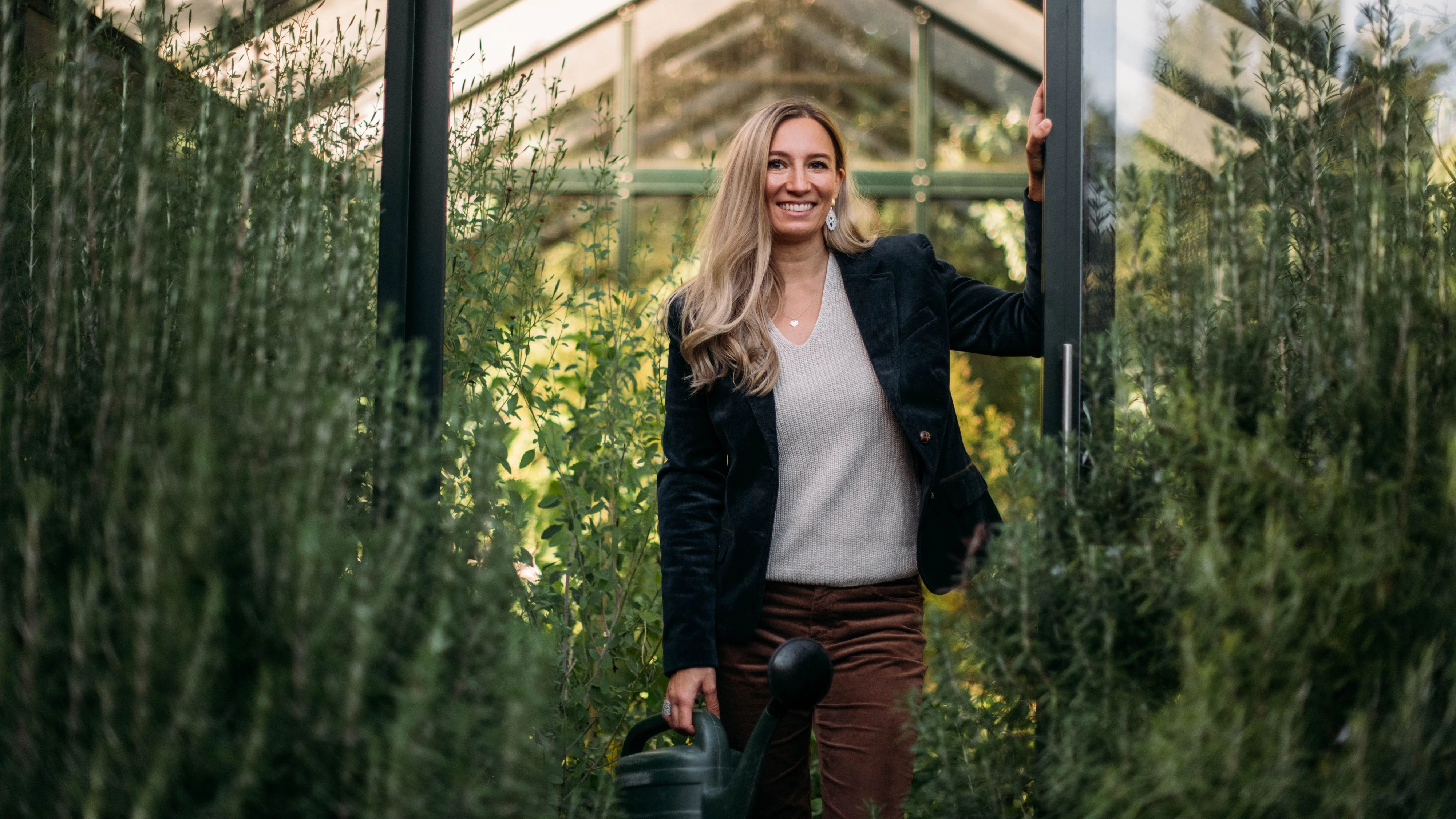 Die Wirkstoffchemikerin bildet seit 2013, gemeinsam mit ihrem Expertenteam, Heilpflanzen- und Wildkräuterpädagogen aus.