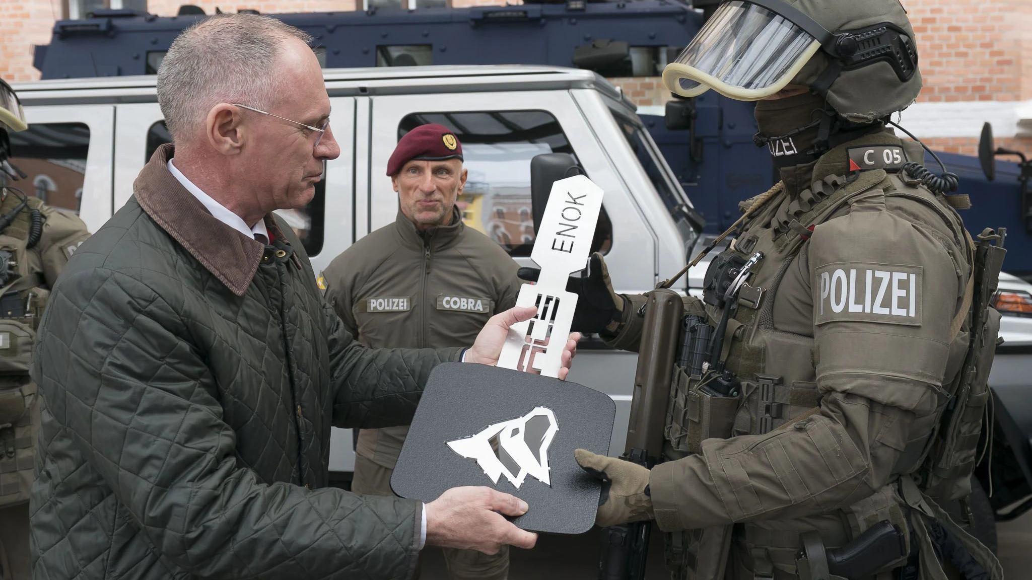 Minister Karner übergab den Schlüssel feierlich an einen Beamten, Cobra-Chef Rainer Wintersteiger scheint im Hintergrund nicht sicher, ob der auch passt.