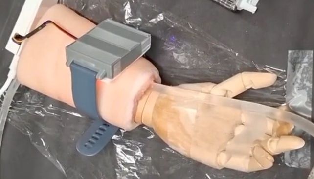 Das Armband namens SWAN (Bild) kann Spuren von Plastik direkt unter der menschlichen Haut messen.