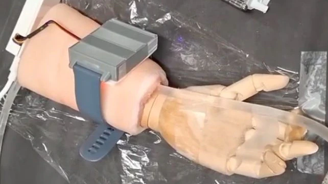 Heute.at - Neues Armband misst Mikroplastik in deinem Körper