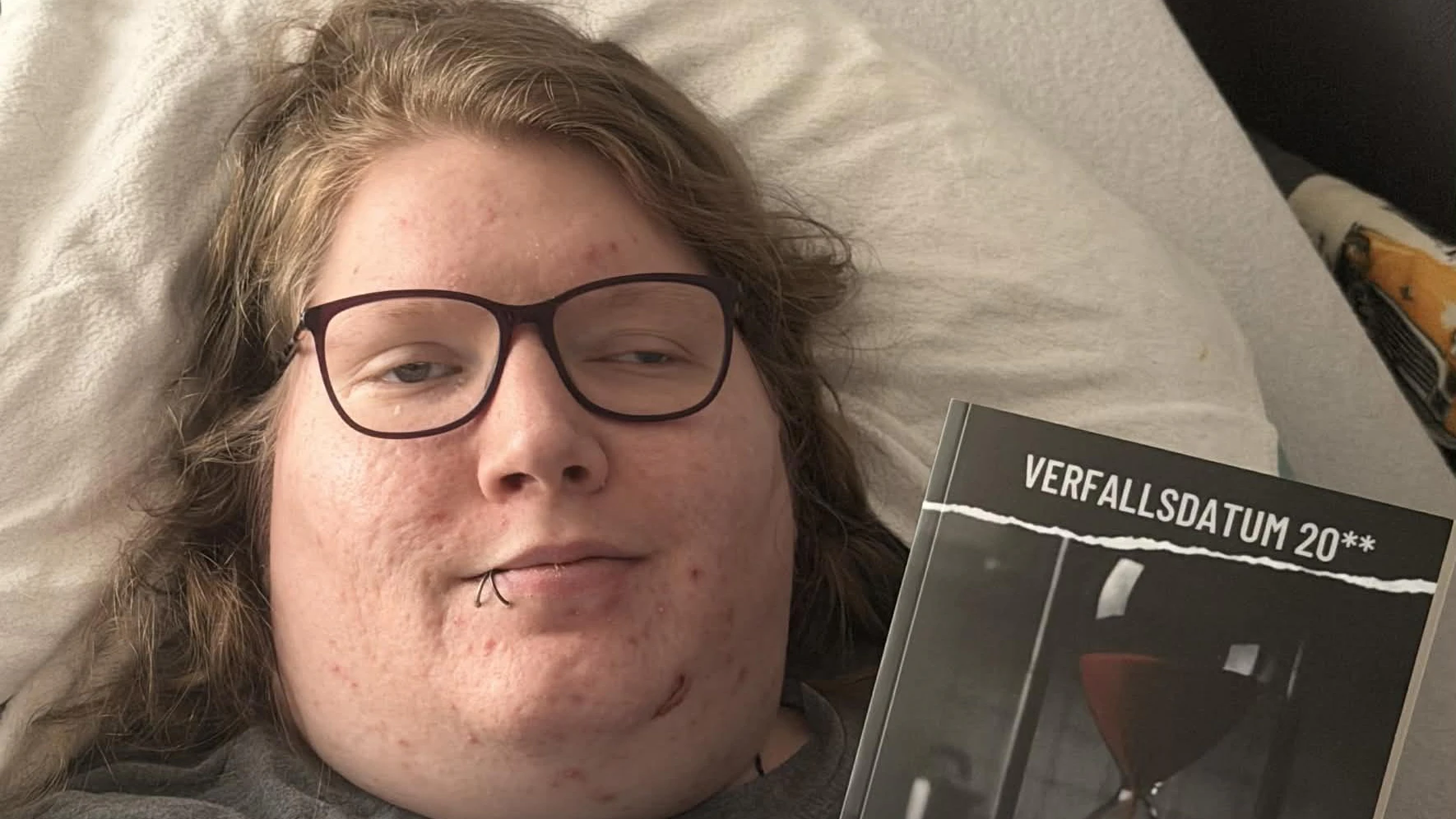 Ines Vasku mit ihrer neuen Biografie "Verfallsdatum 20**"