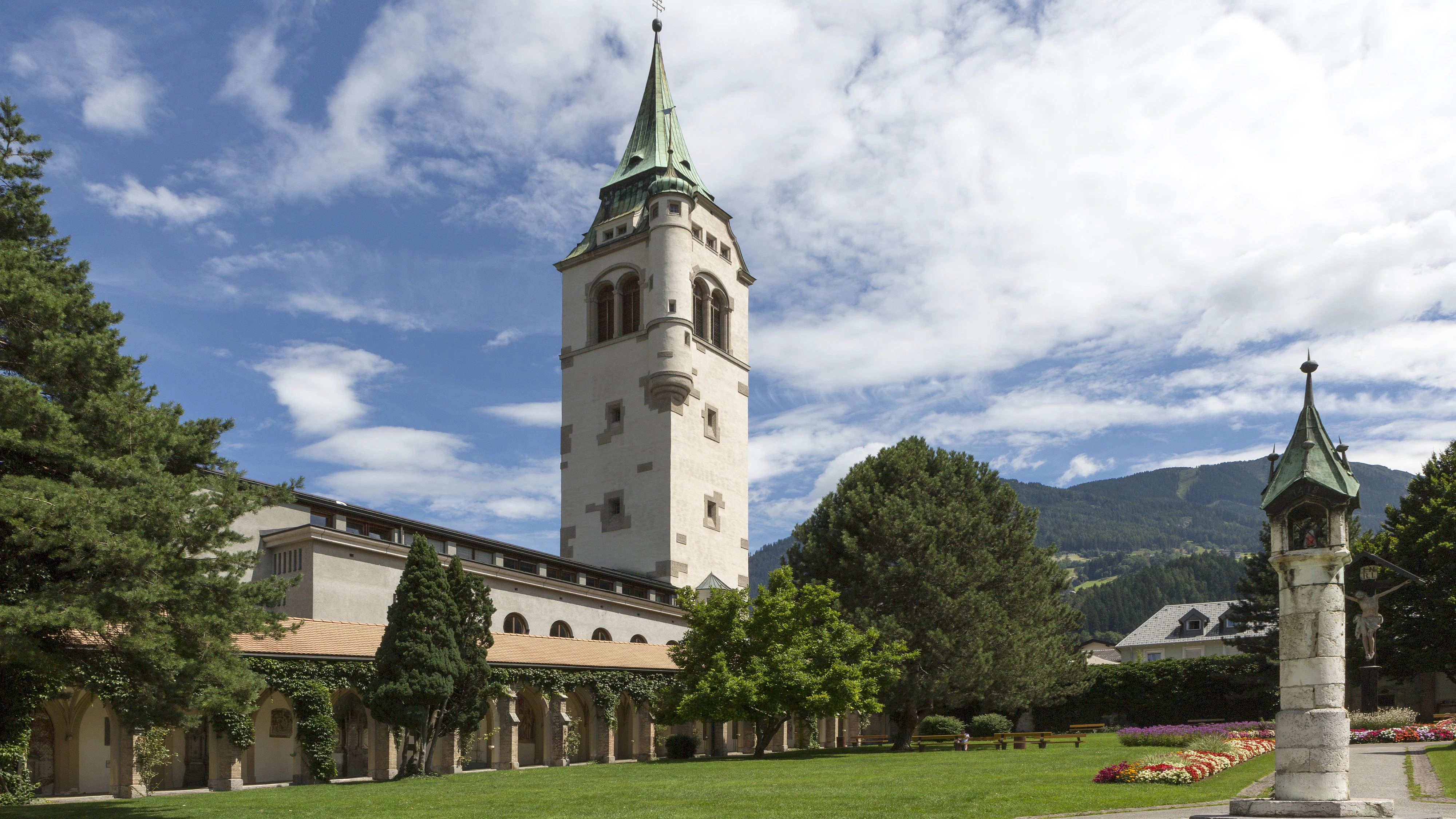 Friedhofsturm oder Glockenturm im Stadtpark in Schwaz in Tirol, Österreich