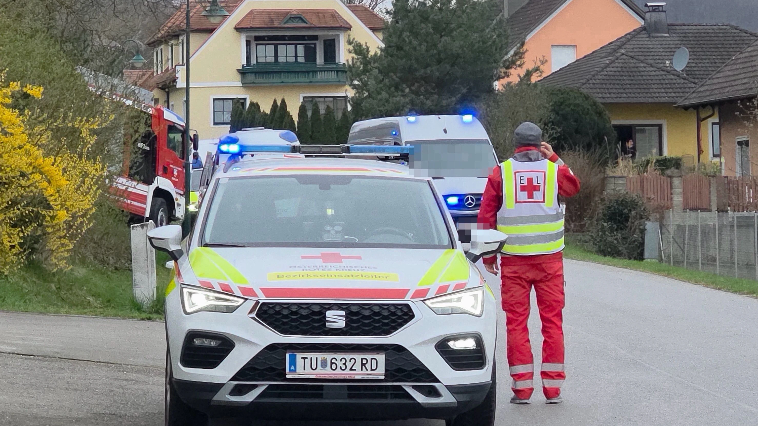 Heute.at - Hausdurchsuchung! Großer Einsatz im Bezirk Melk