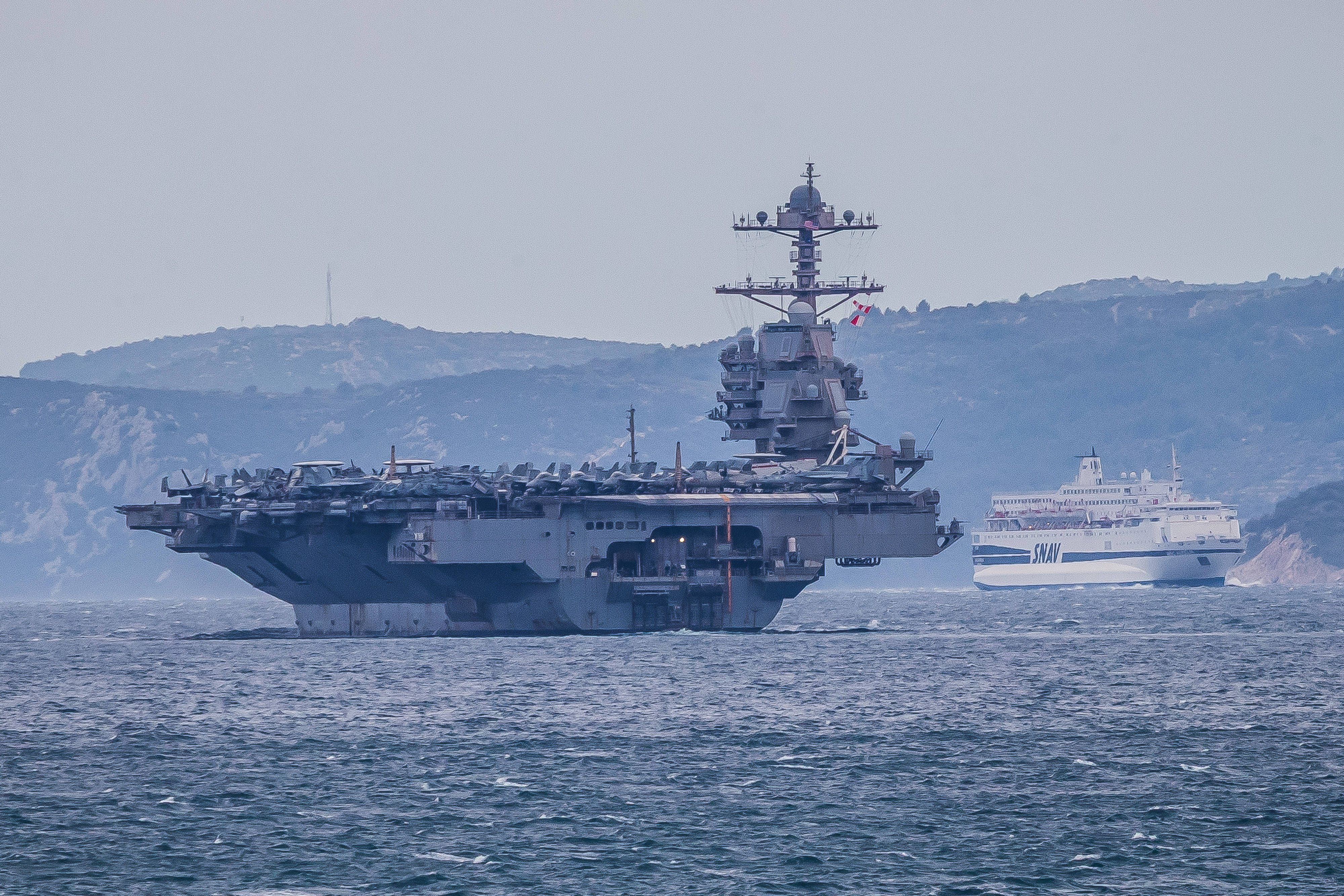 Der Flugzeugträger der 6. Flotte der US-Marine, die USS Gerald R. Ford, liegt vor Anker in den Gewässern von Split vor dem Fährhafen.
