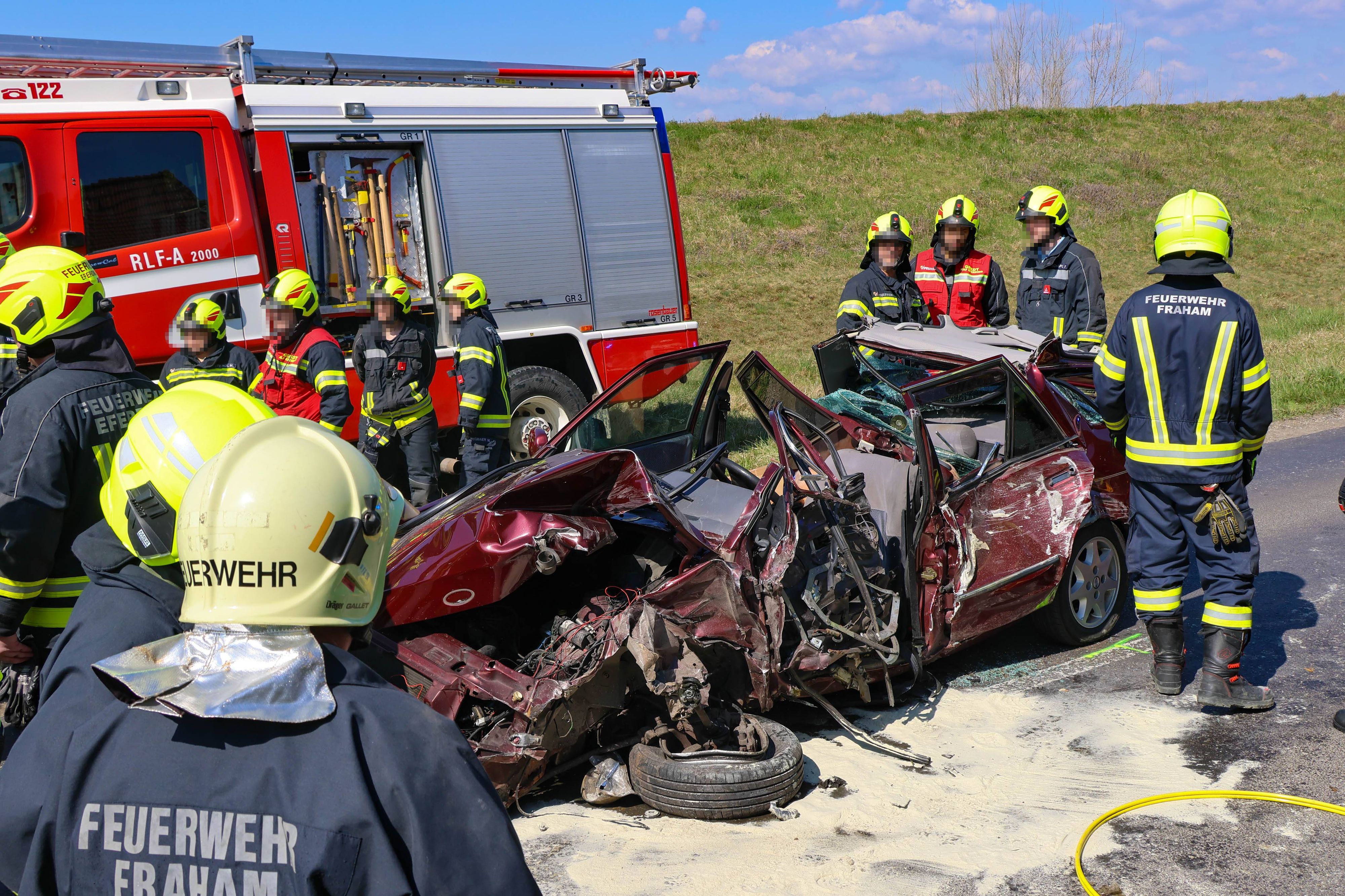 Der Lenker wurde in dem völlig demolierten Auto eingeklemmt.