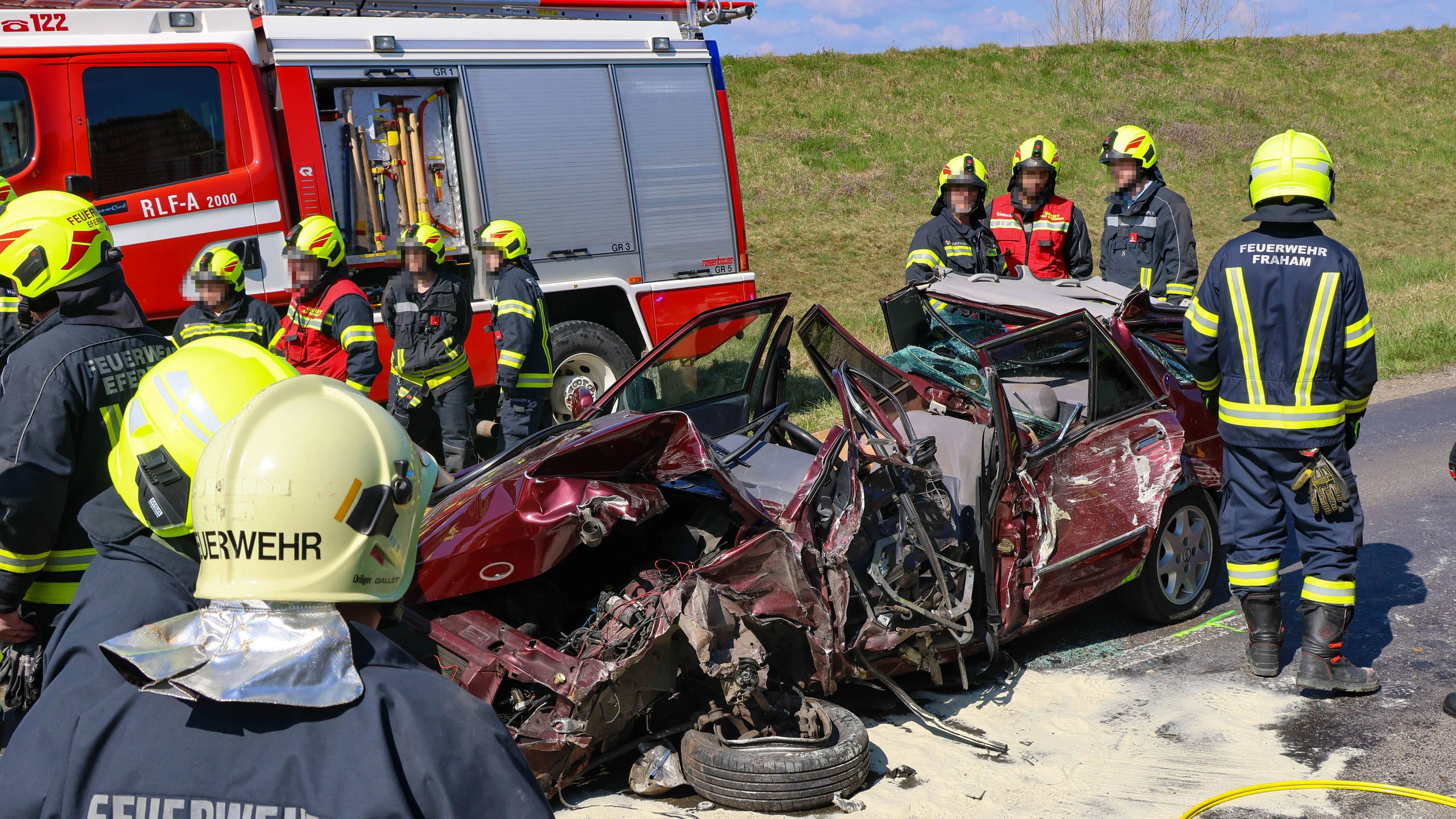 Der Lenker wurde in dem völlig demolierten Auto eingeklemmt.