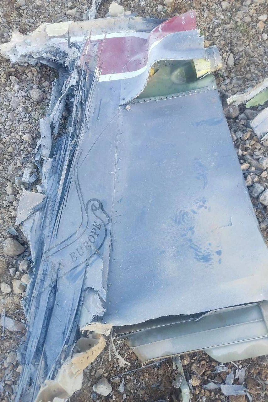 Dieser Wrackteil soll die abgeschossene F-15 zeigen, der Aufdruck "Europe" zeigt, dass die Maschine in Europa stationiert war, in diesem Fall in England