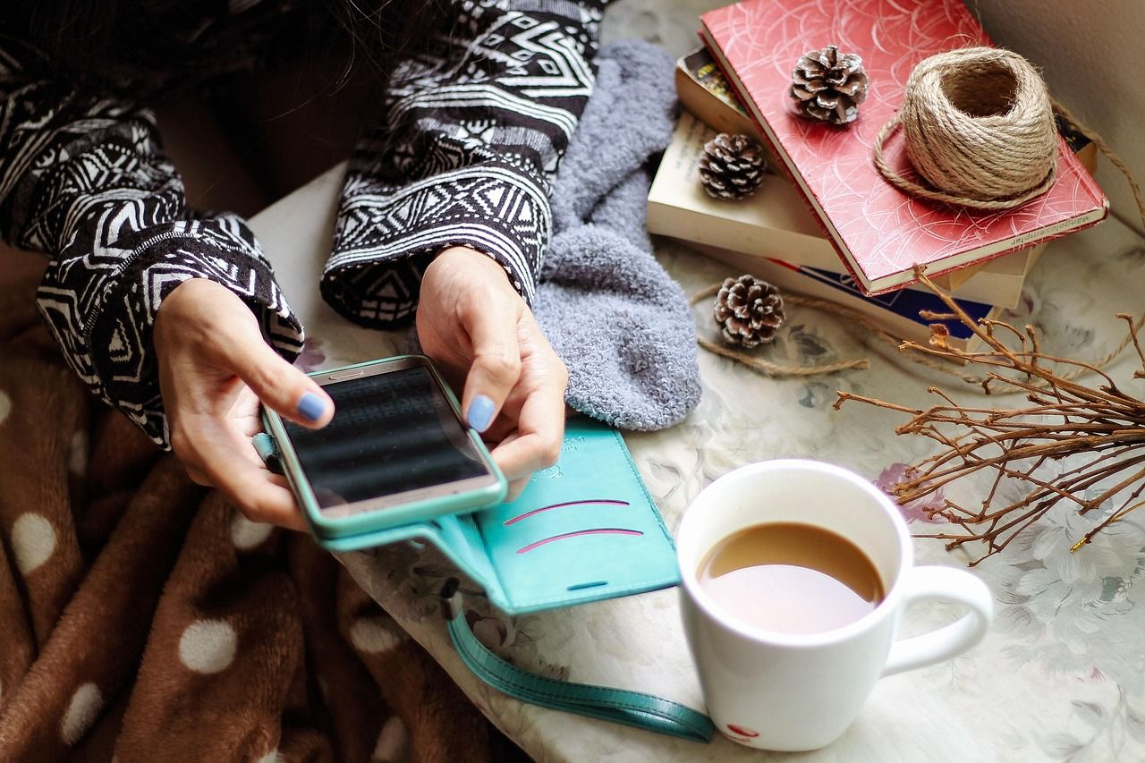 Mädchen mit Smartphone und Kaffee