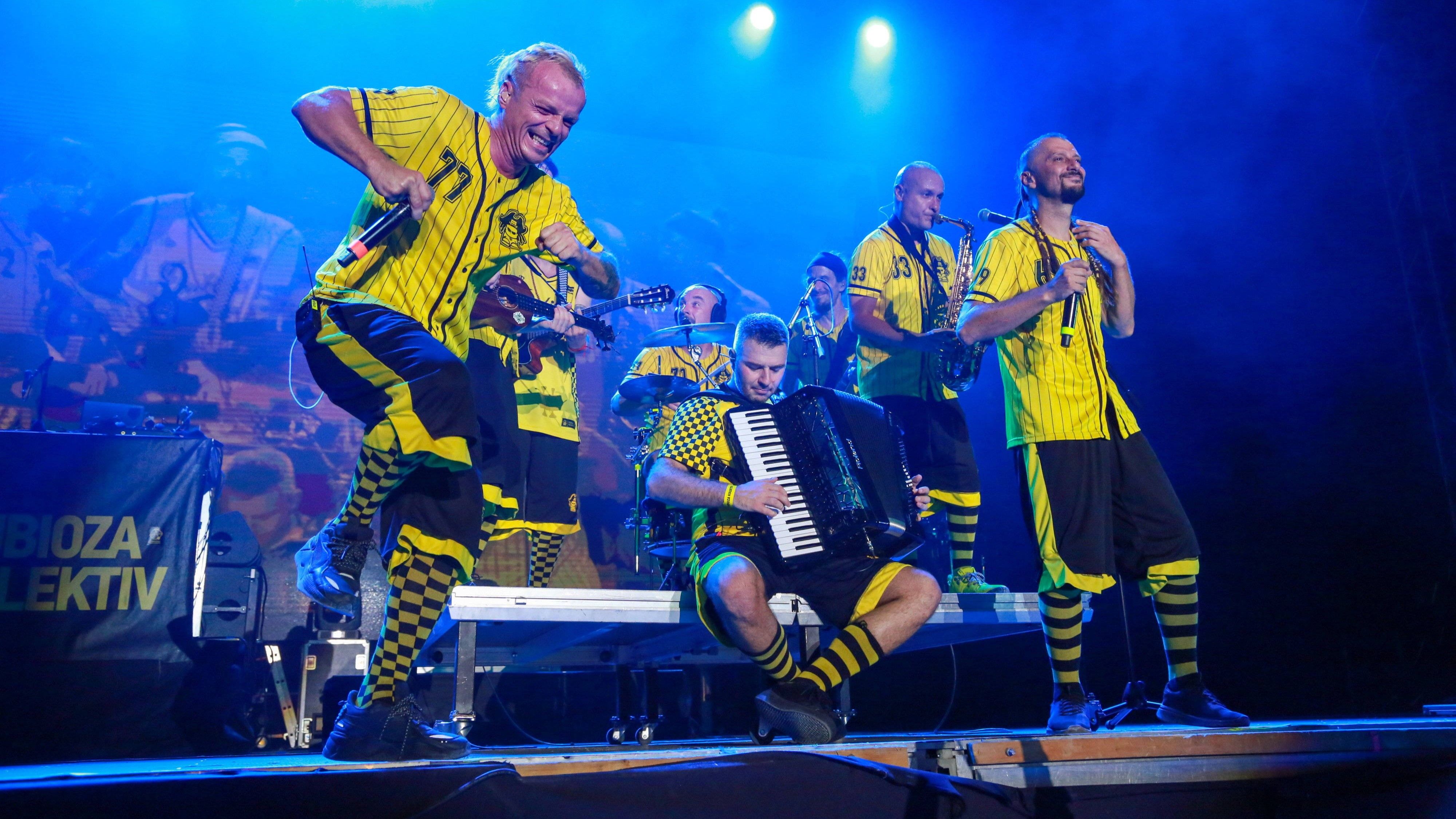 Dubioza Kolektiv ist eine bekannte bosnische Band aus Sarajevo, die 2003 gegründet wurde. Sie ist bekannt für ihren einzigartigen, energiegeladenen Musikmix und ihre politisch engagierten Texte.