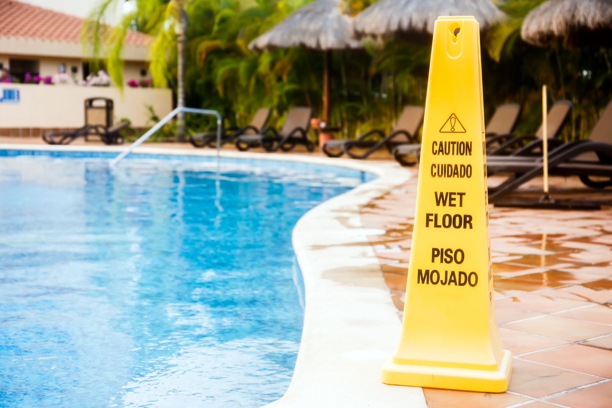 Warn-Schild am Swimming-Pool (Symbolfoto)