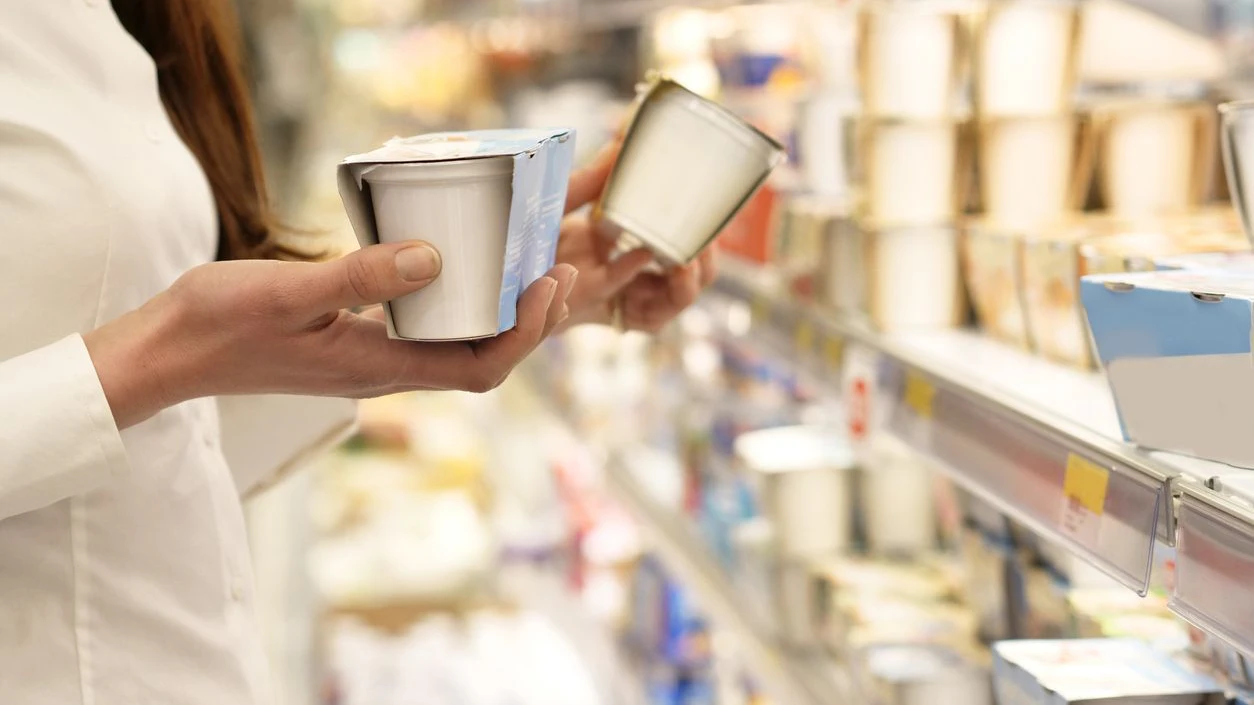Portrait a beautiful woman, goes shopping for the house and buy products for eating, cleaning the house and products for the care of your body in a supermarket. Concept of: shopping, family and home.