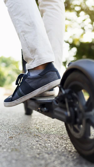 E-Scooter-Raub in Wien-Simmering schnell aufgeklärt: Polizei fasst 16-jährigen Tatverdächtigen, gestohlenes Fahrzeug sichergestellt.