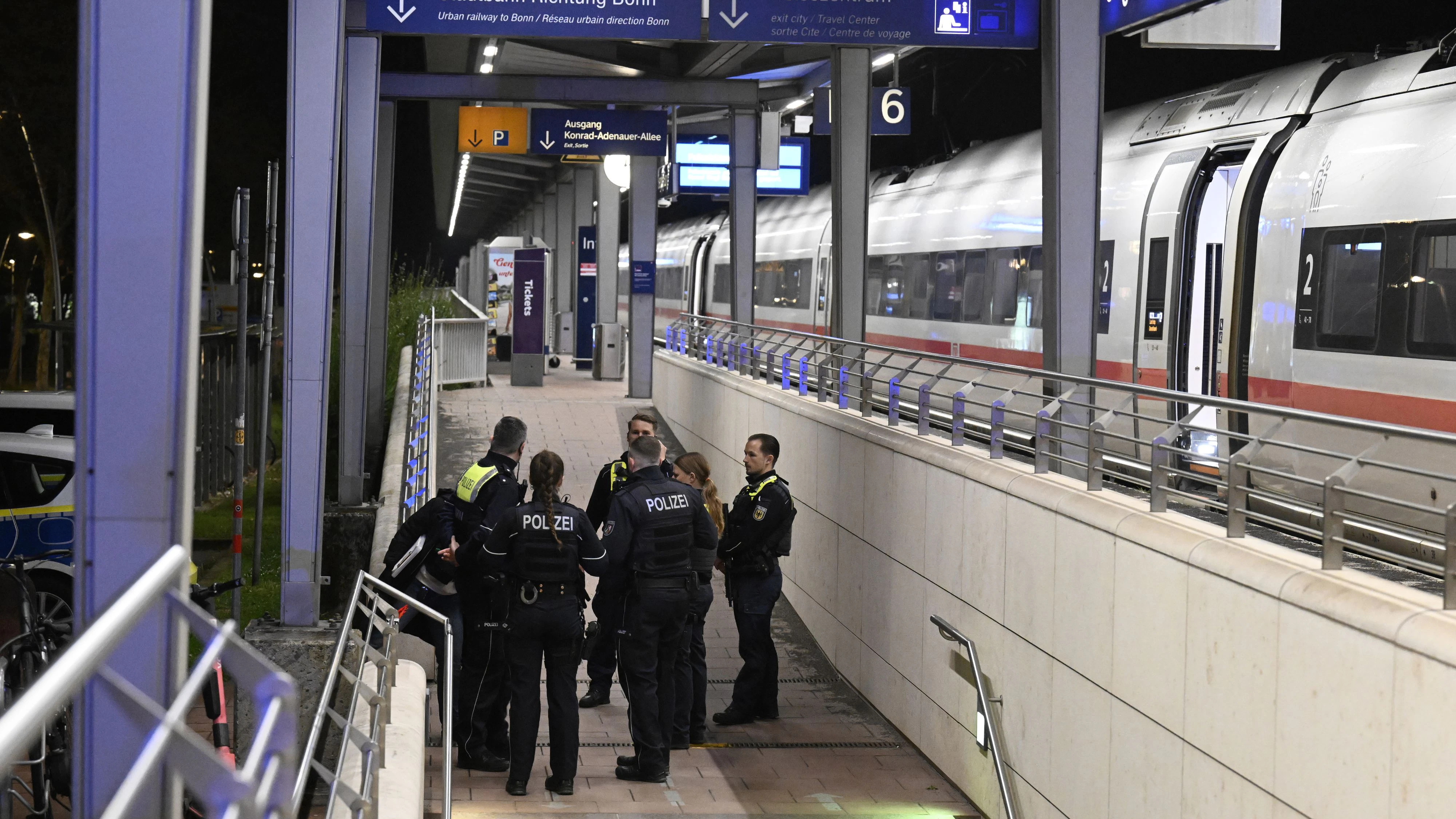 Heute.at - Anschlag in Zug – Fahrgast sperrte Messer-Mann ein