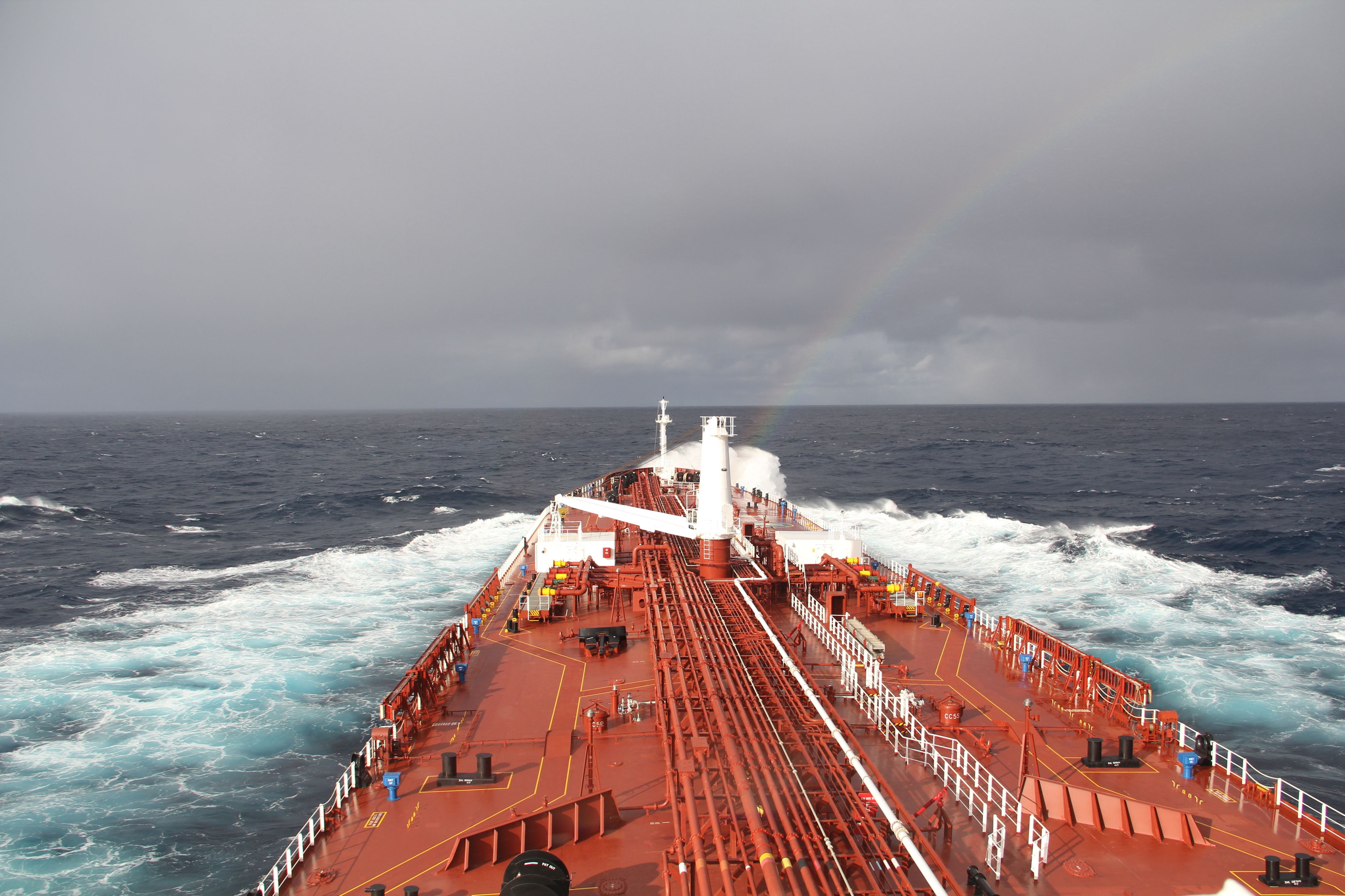 Öltanker im Atlantischen Ozean drehen plötzlich ab. Asien zahlt für ihre Lieferung deutlich mehr.