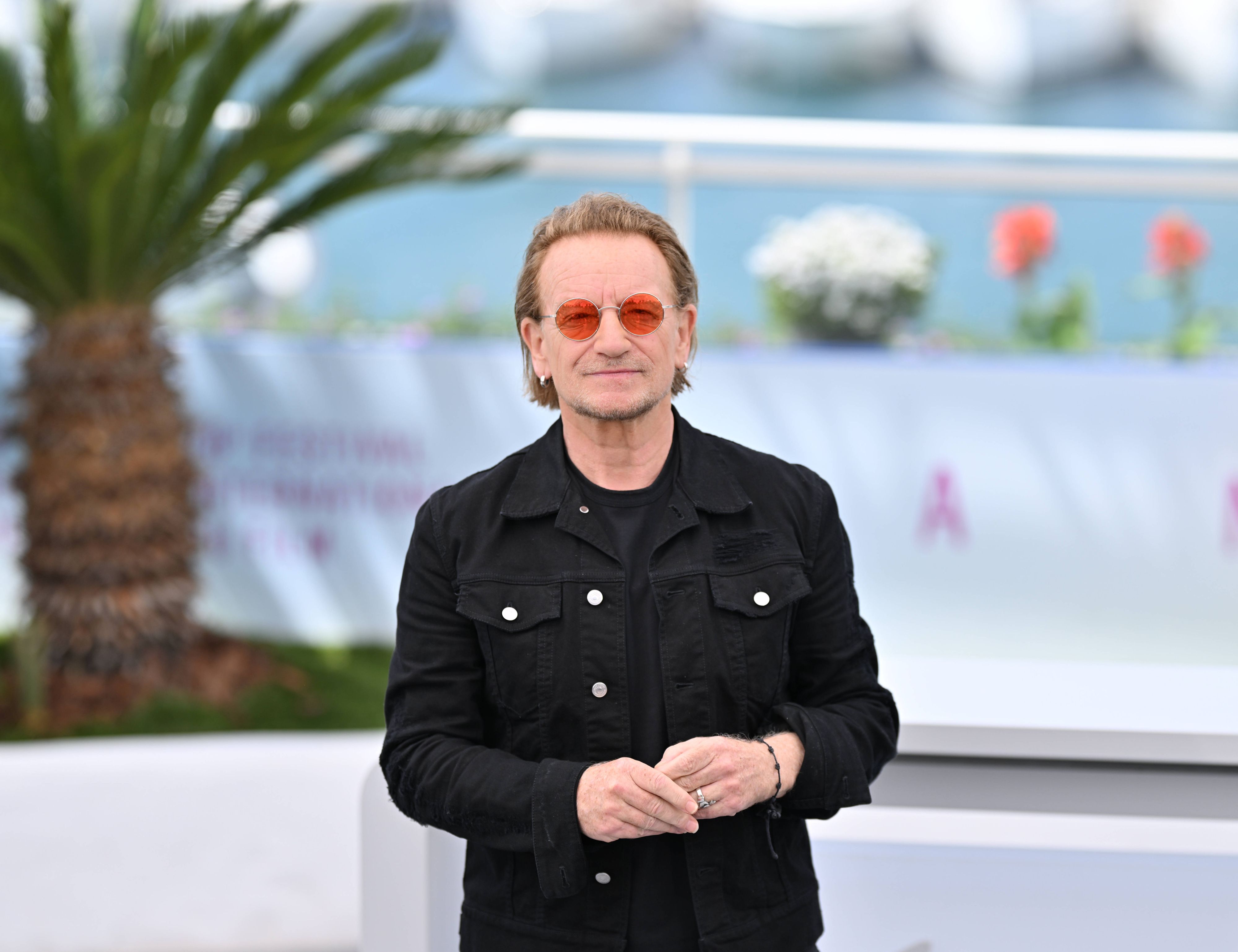 Bono ist mit U2 überraschend zurück.