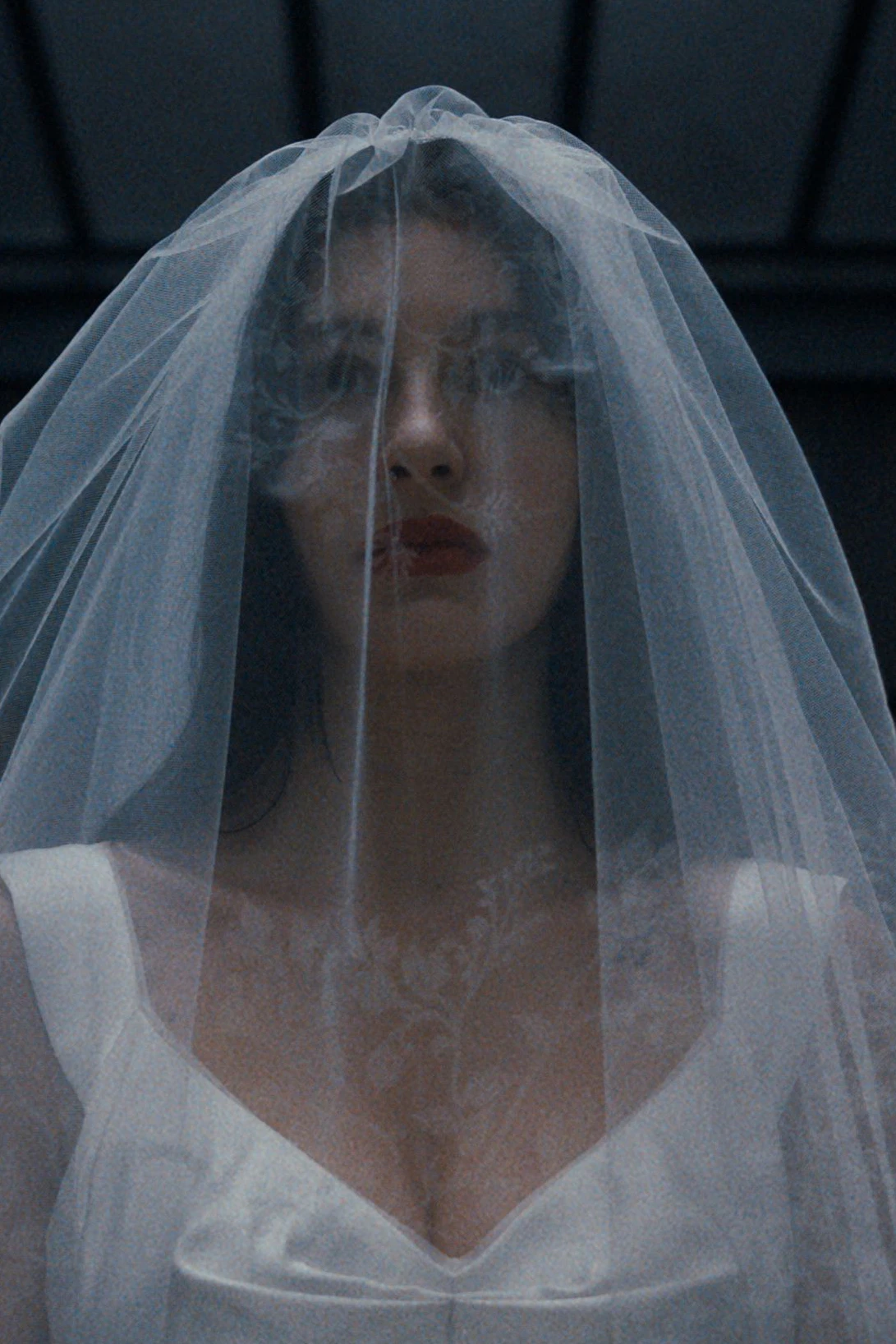 Glücklich sieht anders aus: Camila Morrone als Rachel Harkin in "Something Very Bad Is Going To Happen"