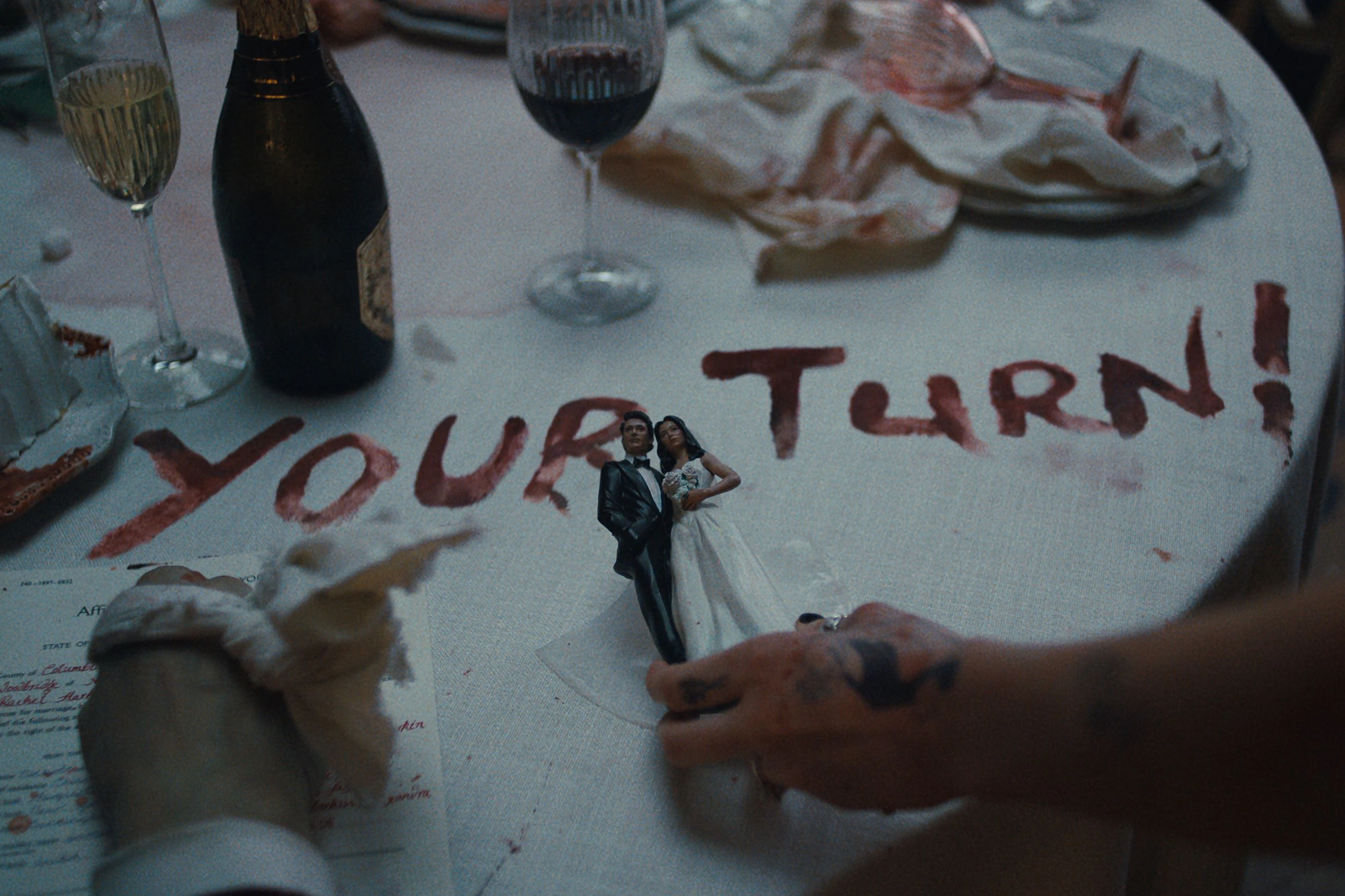 Das Rote auf dem Tischtuch ist kein Wein …