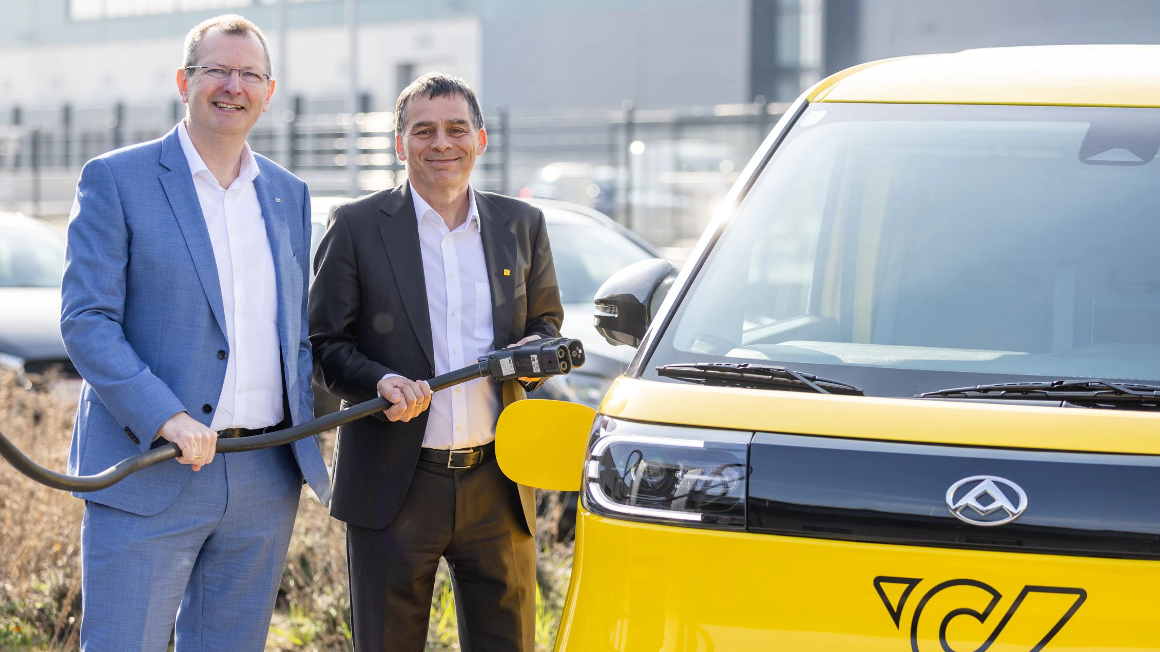 Stefan Stallinger, Technikvorstand, EVN, mit Peter Umundum, Generaldirektor-Stellvertreter, Vorstand für Paket & Logistik, Österreichische Post AG.