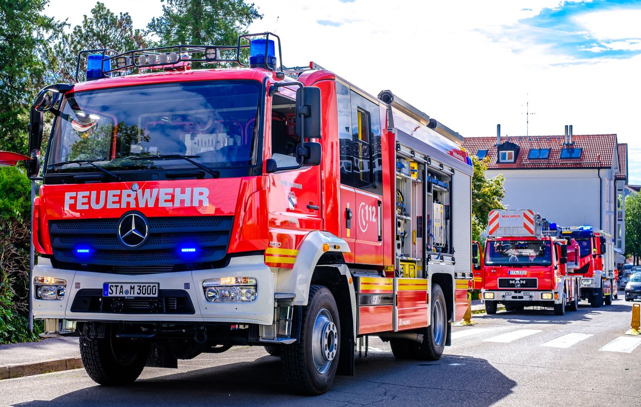 Die Feuerwehr kämpft gegen den Brand (Symbolfoto).