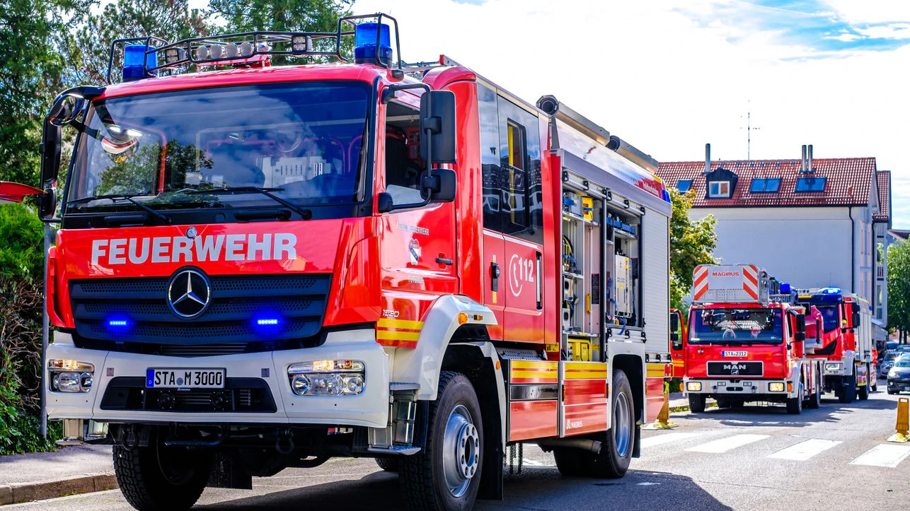 Die Feuerwehr kämpft gegen den Brand.