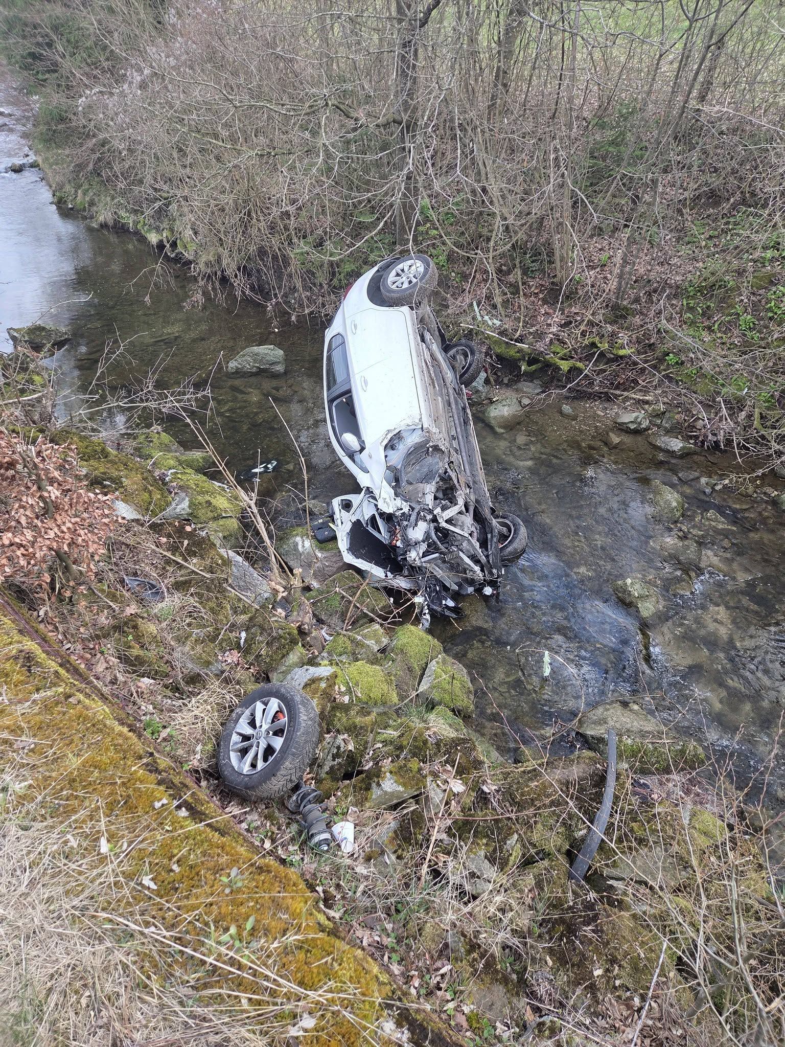 Zwei Personen waren am Mittwoch im Auto unterwegs, als sie von der Straße abkamen und ins nahegelegene Bachbett stürzten.