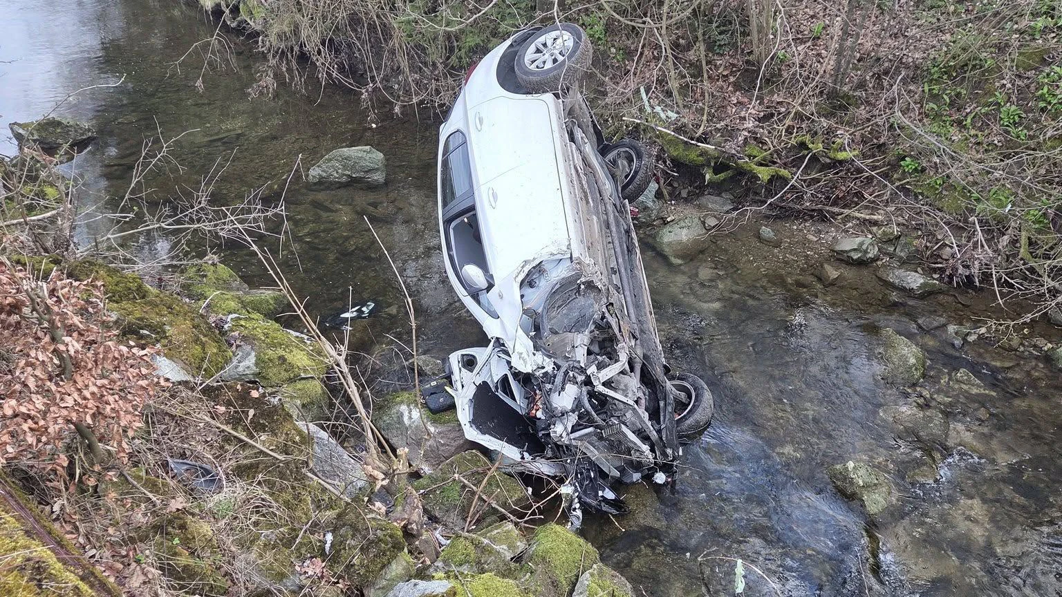 Auto landet nach Crash kopfüber in Bachbett