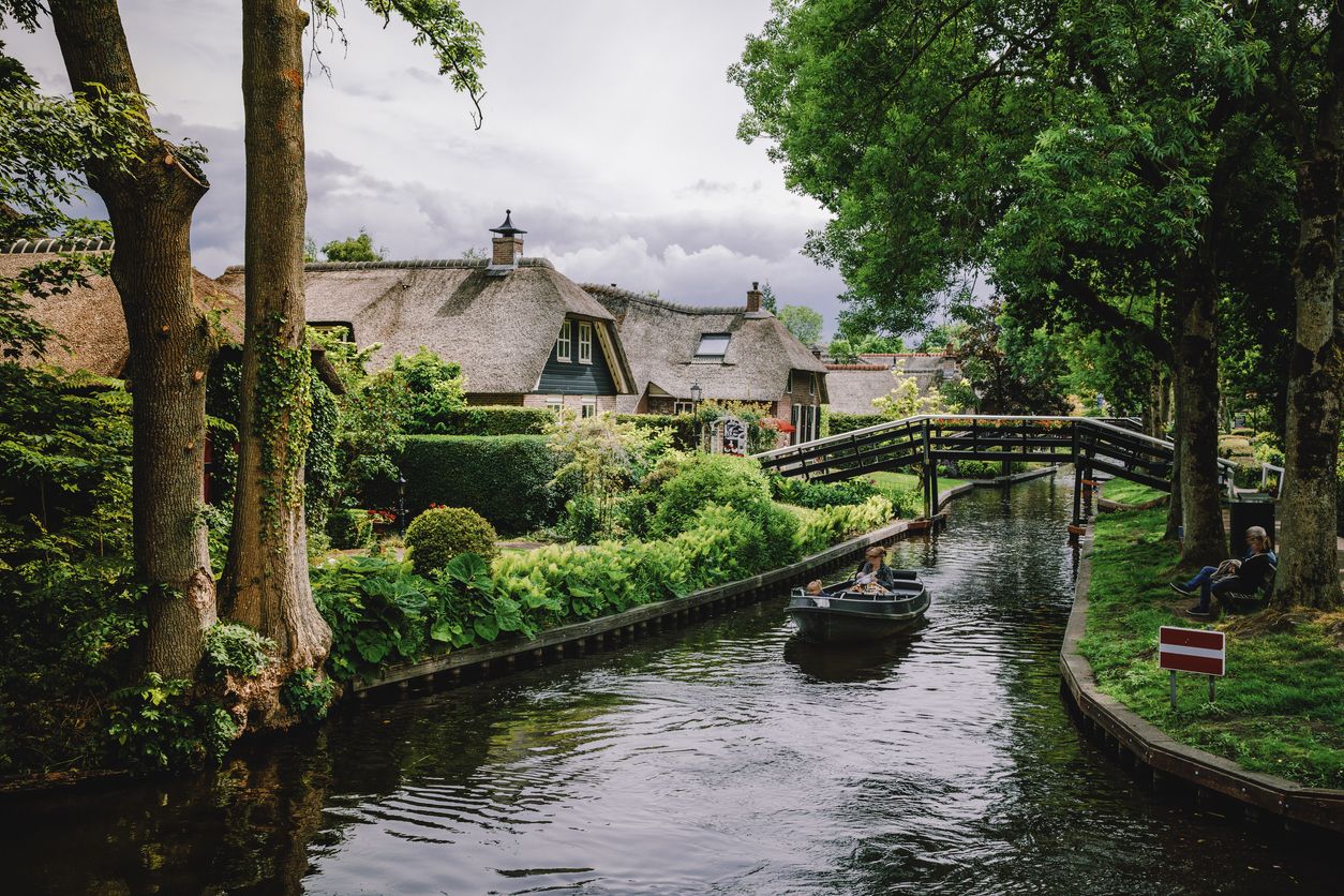 Die niederländische Stadt Giethoorn (Bild) verspricht Ruhe und Grünoase.