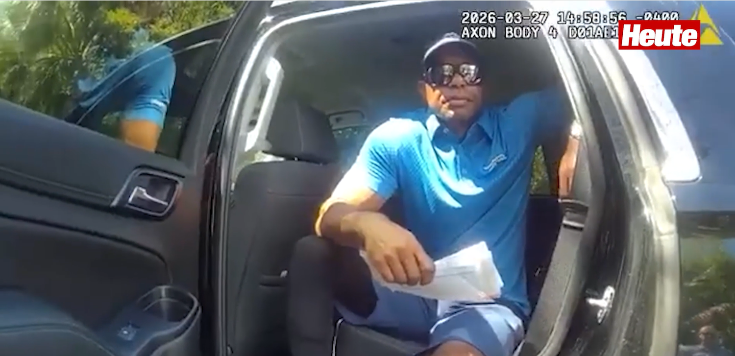 Tiger Woods wankt aus dem Auto.