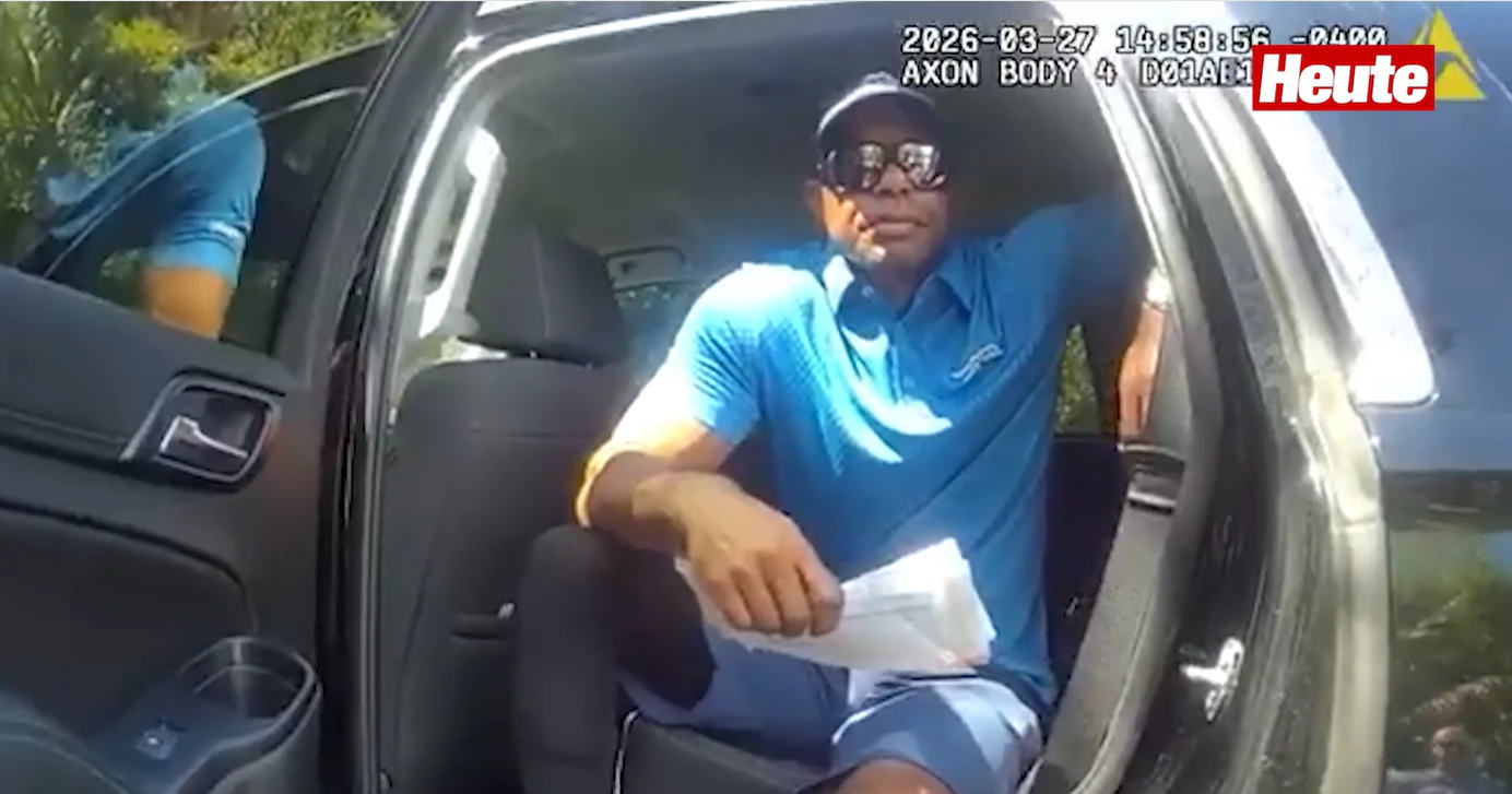 Tiger Woods wankt aus dem Auto.