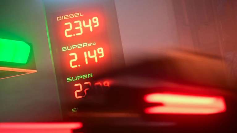 Am 2. April machte die Regierung den Treibstoff 10 Cent billiger. Einen Tag später war er teurer als davor. Und es gibt viele seltsame Ausnahmen, auf Autobahnen herrscht Wildwuchs. Was Sie jetzt über die Tankpreise wissen müssen (es ist eine Wissenschaft für sich).