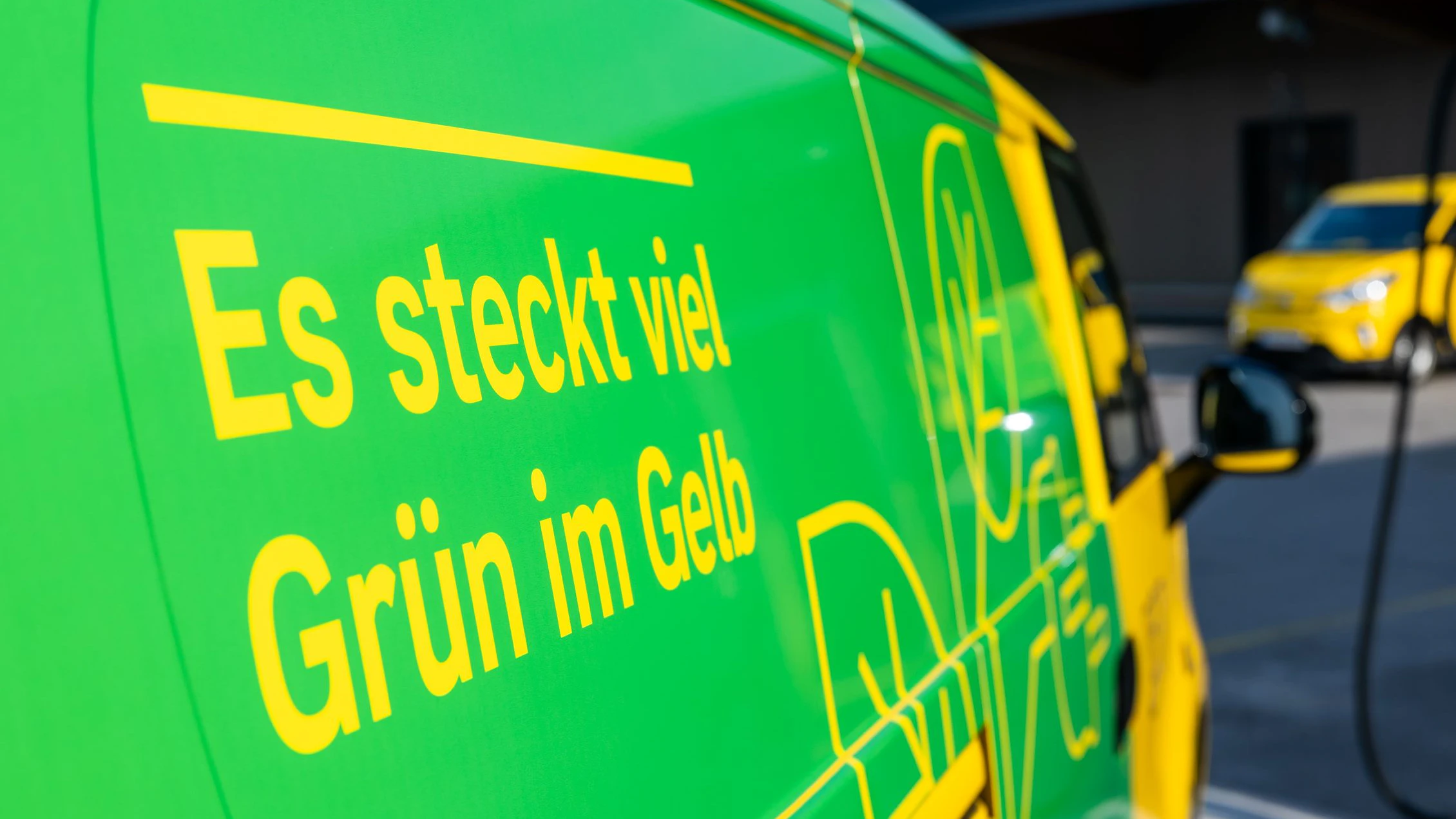 Fünf Maxus-E-Fahrzeuge speisen über Wallboxen von Zape bei Peet GmbH Strom ins öffentliche Netz ein.