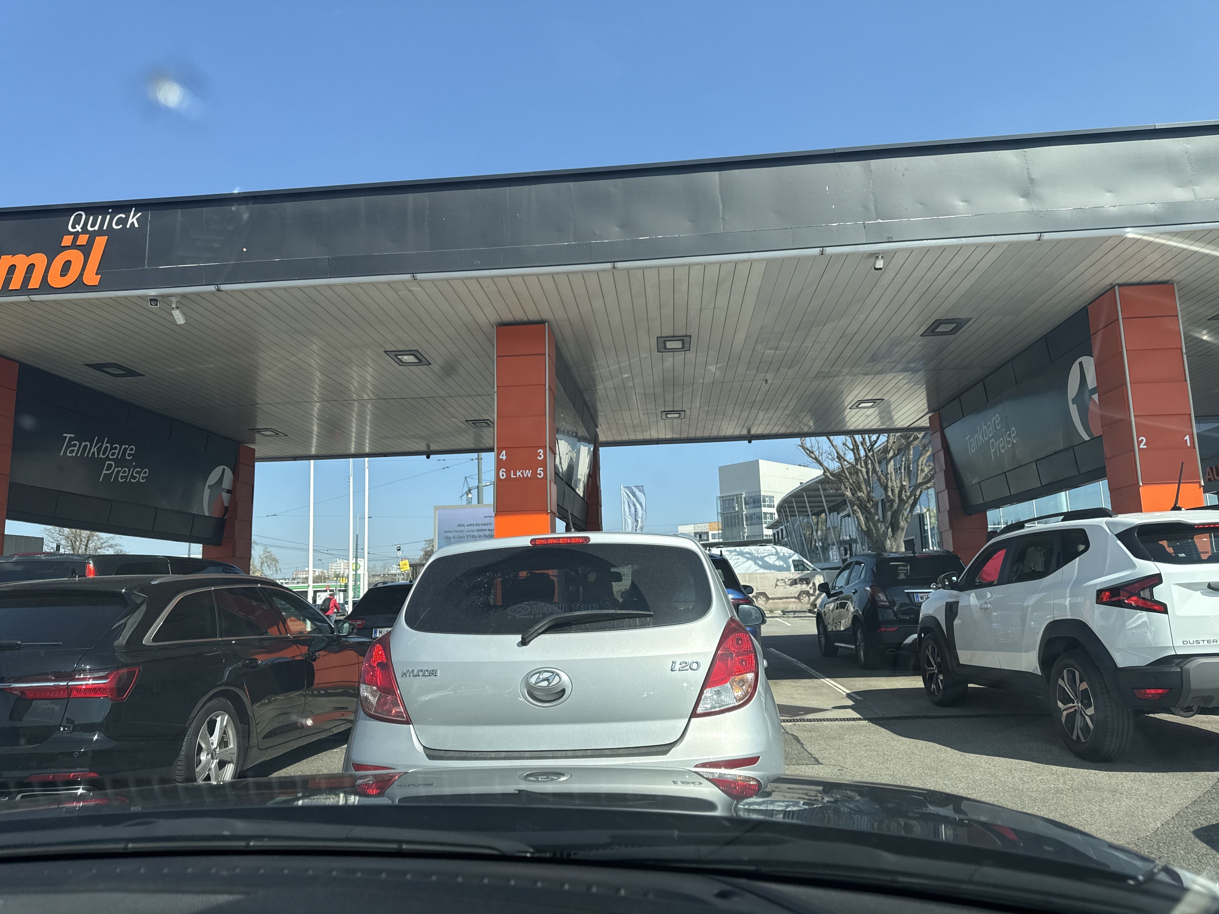 Ansturm vor dem Preis-Schock auf eine Tankstelle in Wien-Floridsdorf.