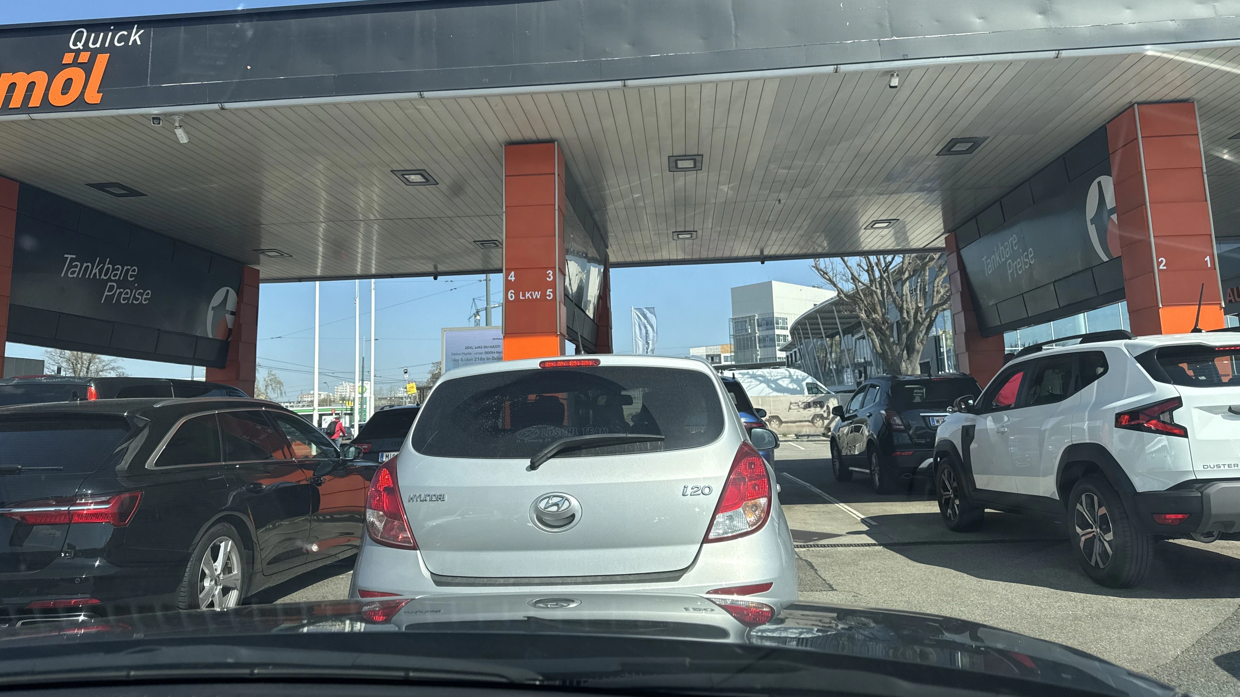 Kurz vor Preis-Schock! Wiener stürmten Tankstelle