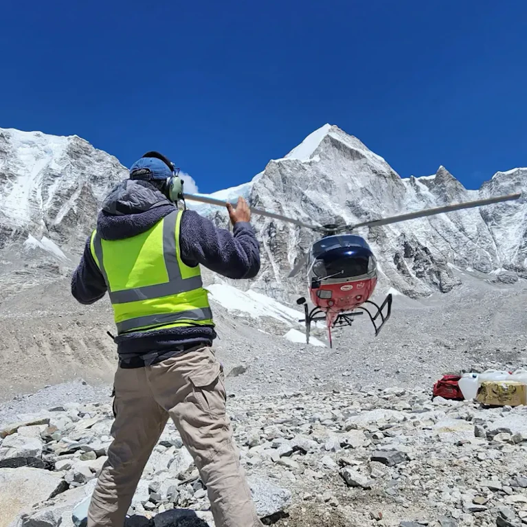 Die Polizei in Nepal ist einem perfiden Betrug auf der Spur: Über Jahre sollen Alpinisten für teures Geld per Helikopter aus inszenierten Notsituationen "gerettet" worden sein. In Einzelfällen dürften sogar Medikamente oder vergiftete Speisen zum Einsatz gekommen sein.