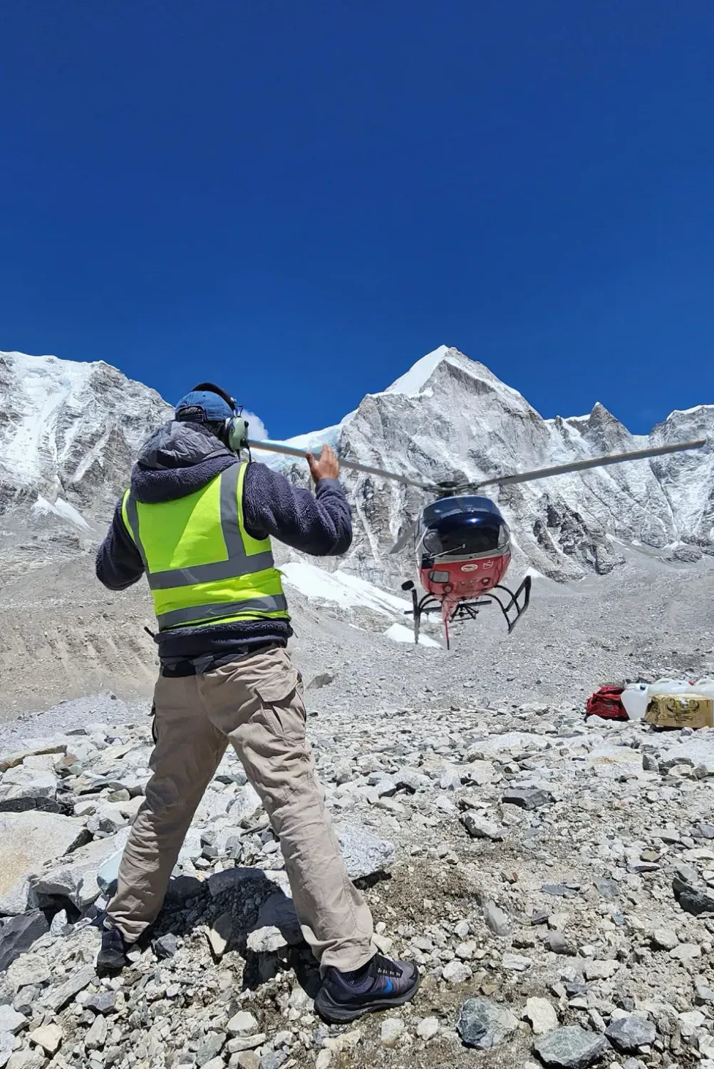 Ein privater Rettungshubschrauber landet am Mount Everest: Die Polizei in Nepal ist jetzt einem Betrug mit manipulierten Hubschrauberbergungen auf die Spur gekommen