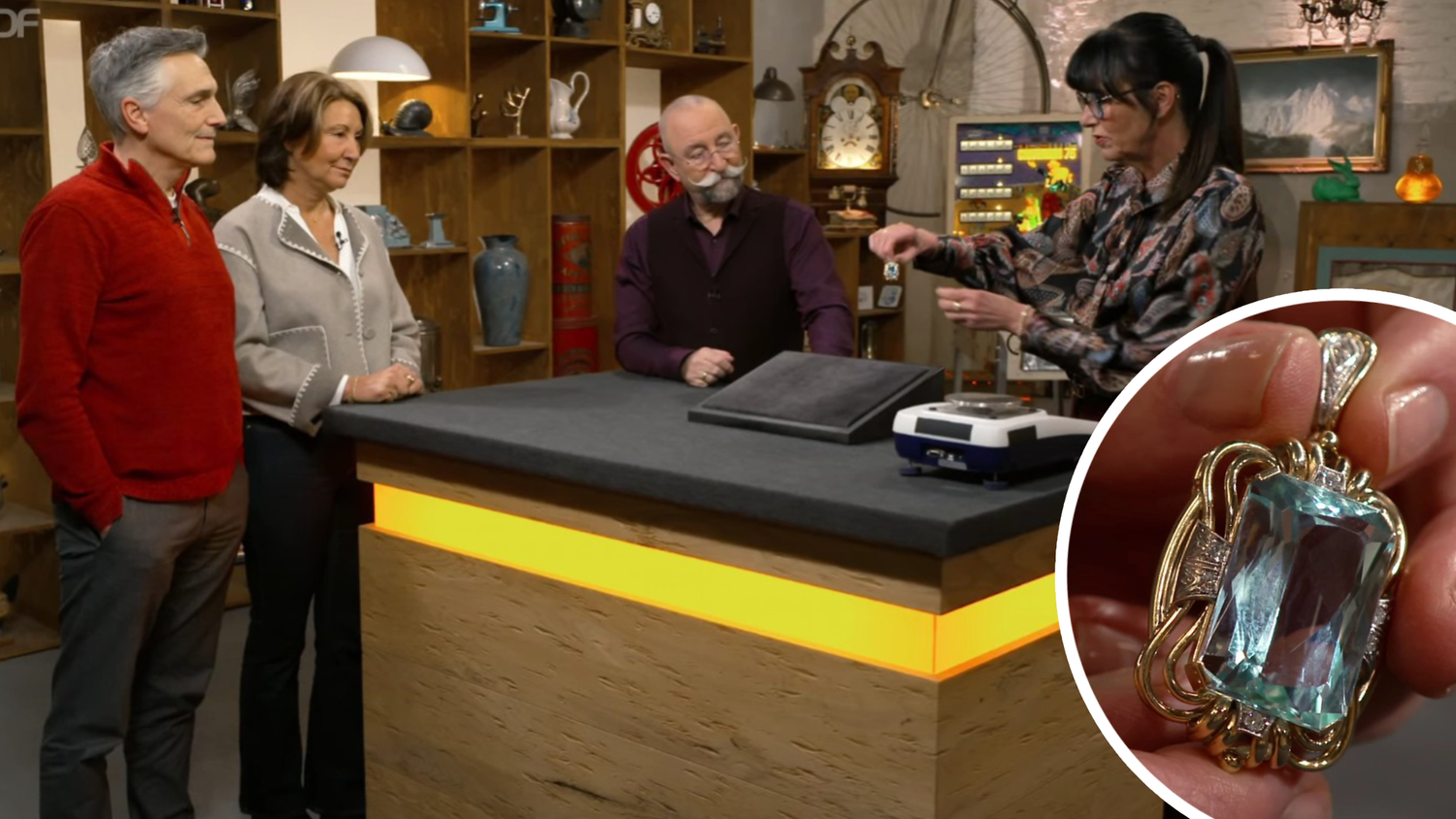 Expertin Heide Rezepa-Zabel (r.) datierte die Herstellung auf die späten 1940er- bis Anfang der 1950er-Jahre und bescheinigte dem Stück eine 