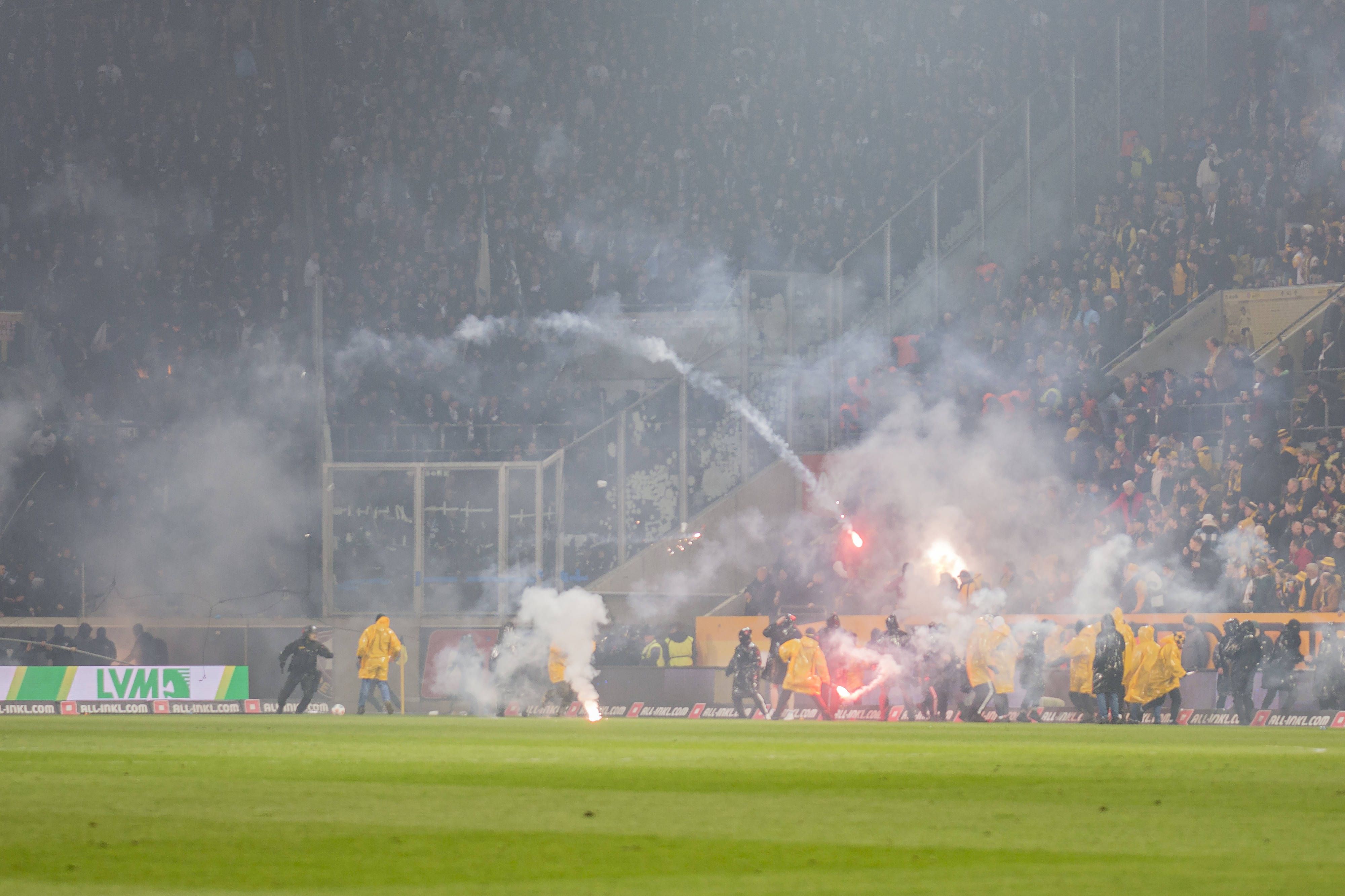 Pyrotechnik flog auf das Feld und Tribünen.