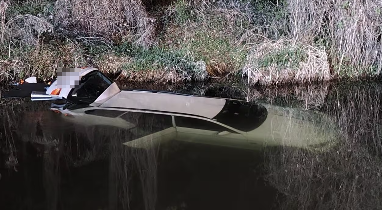 Der junge Lenker landete mit dem Fahrzeug in einem Bach – die Feuerwehr rückte aus.