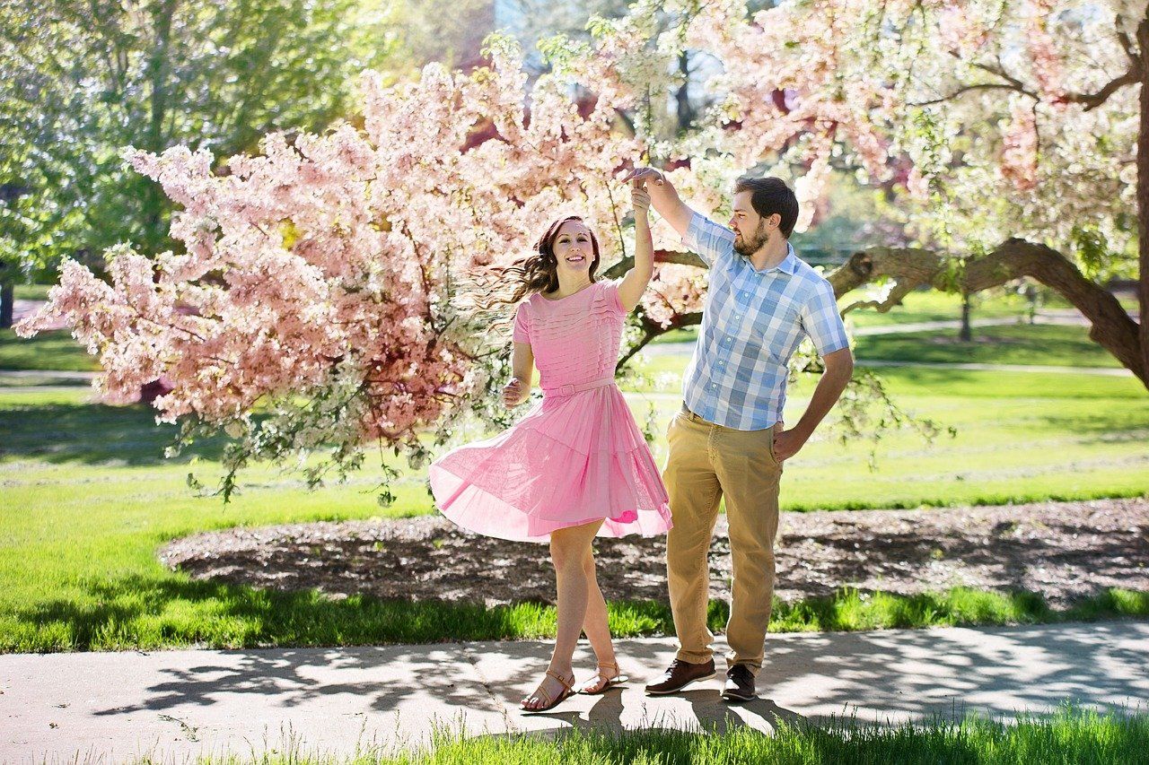Paar im Frühjahr unter Kirschblüten