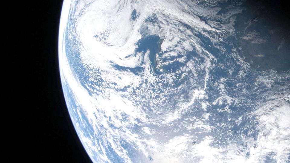 Die Crew der Artemis 2 schickte erste Bilder der Erde aus dem All. 